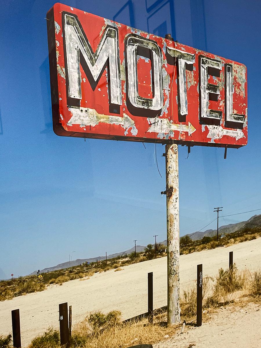 Motel, Needles, CA de William Greiner es una impresión en color con pigmentos de archivo de un desgastado letrero rojo de motel en un paisaje desértico.

Impresión pigmentada de archivo
Tamaño de la imagen: 24 x 36 pulg.
Tamaño del marco: 33,5 x