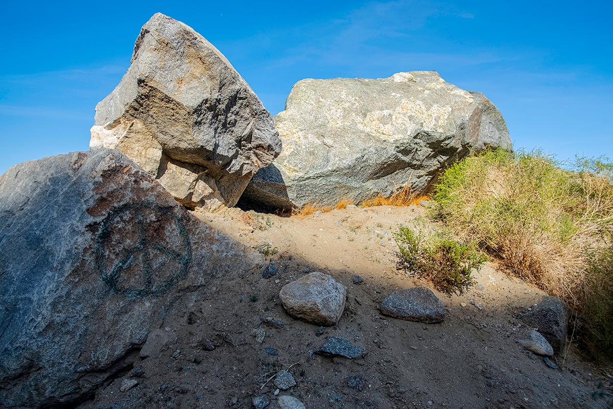 Color Photograph William Greiner - Peace Rock, Palm Springs, CA - Paysage du désert, peinture aérosol, graffiti, Nature