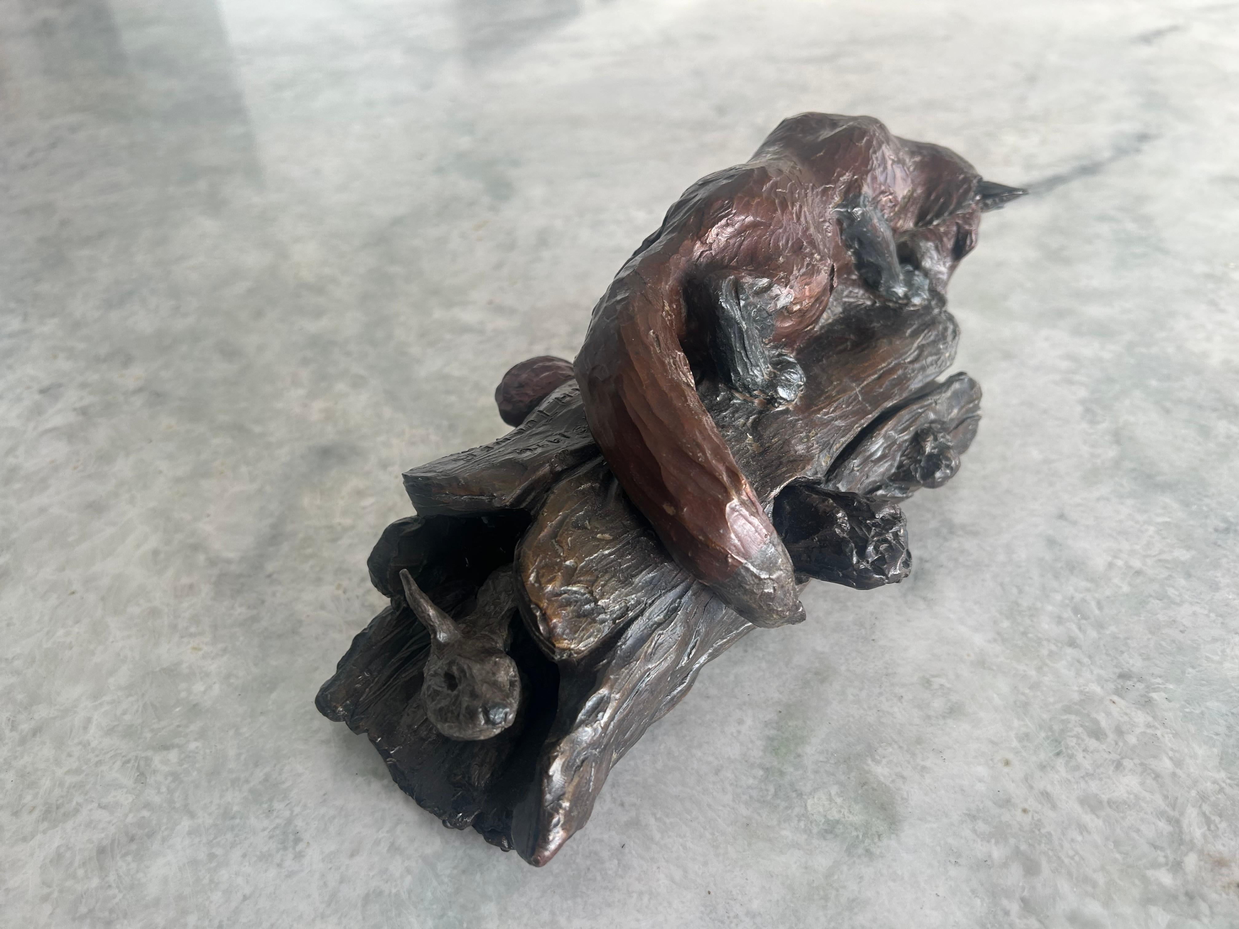 William H. Turner nato nel 1943. Un bronzo patinato e dipinto a freddo che raffigura una volpe in cima a un tronco scavato e un coniglio che fa capolino dall'altro lato del tronco... ottimi dettagli. Lungo 10 pollici, largo 5 pollici e alto 4