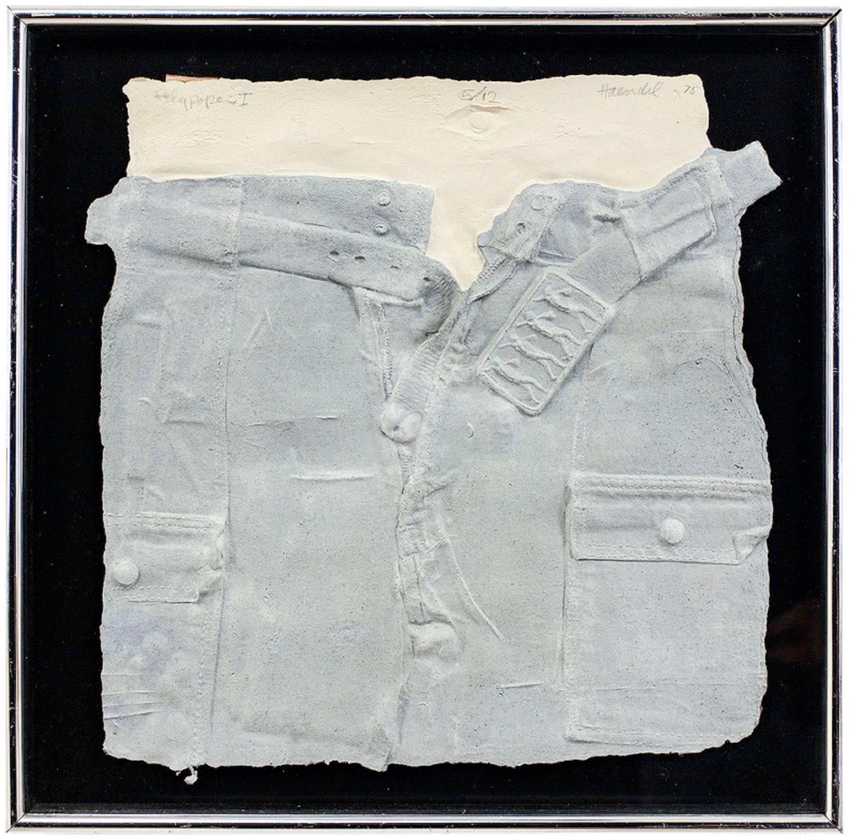 Bill Haendel jean bleu sculpté en relief en papier coulé, 1975 - Sculpture de William Haendel