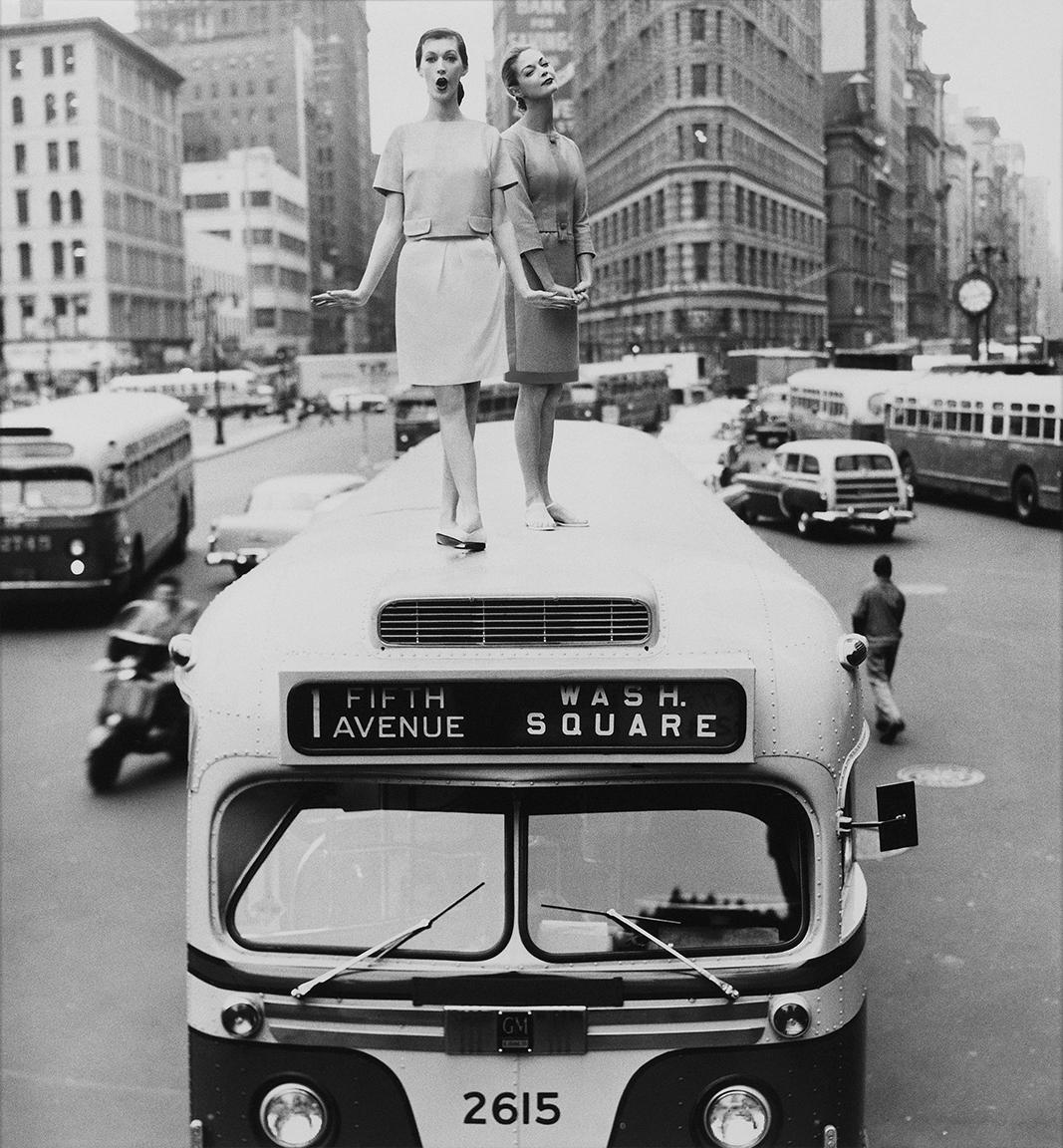 Bus Top: Dovima und Jean Patchett, Madison Square, New York, Harper's Bazaar – Photograph von William Helburn