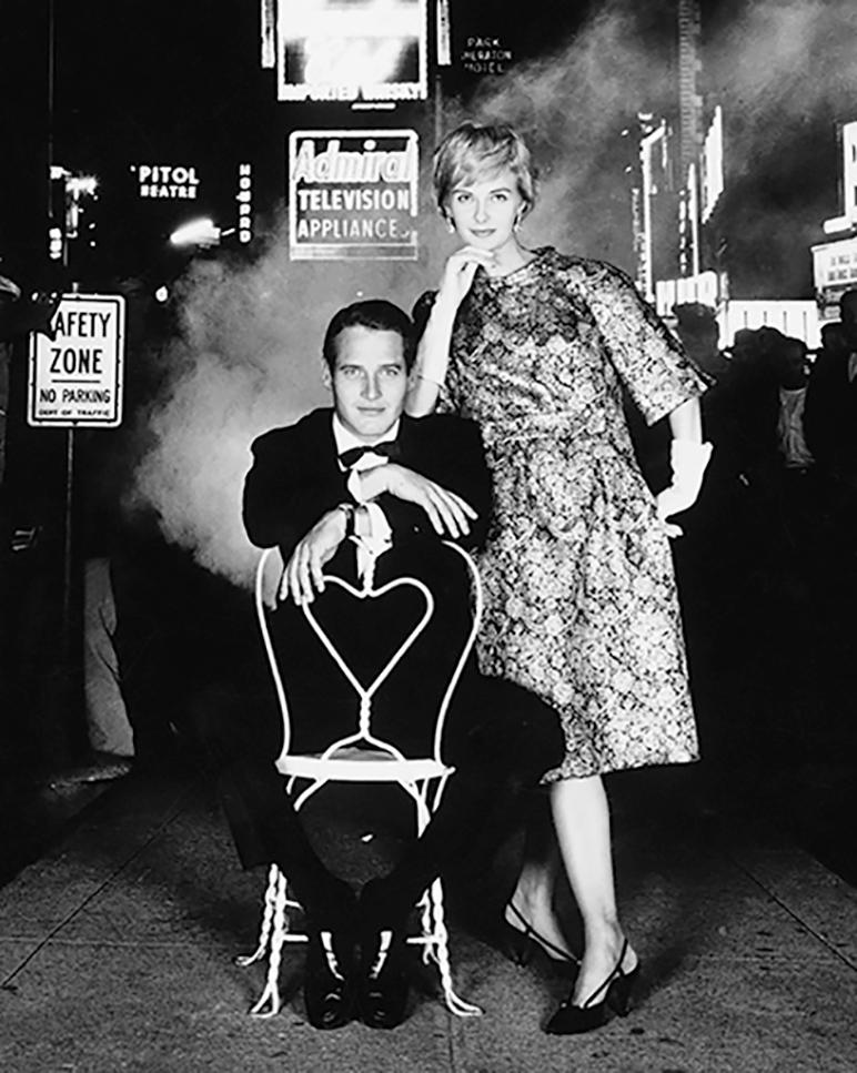 Paul Newman und Joanne Woodward am Times Square – Photograph von William Helburn
