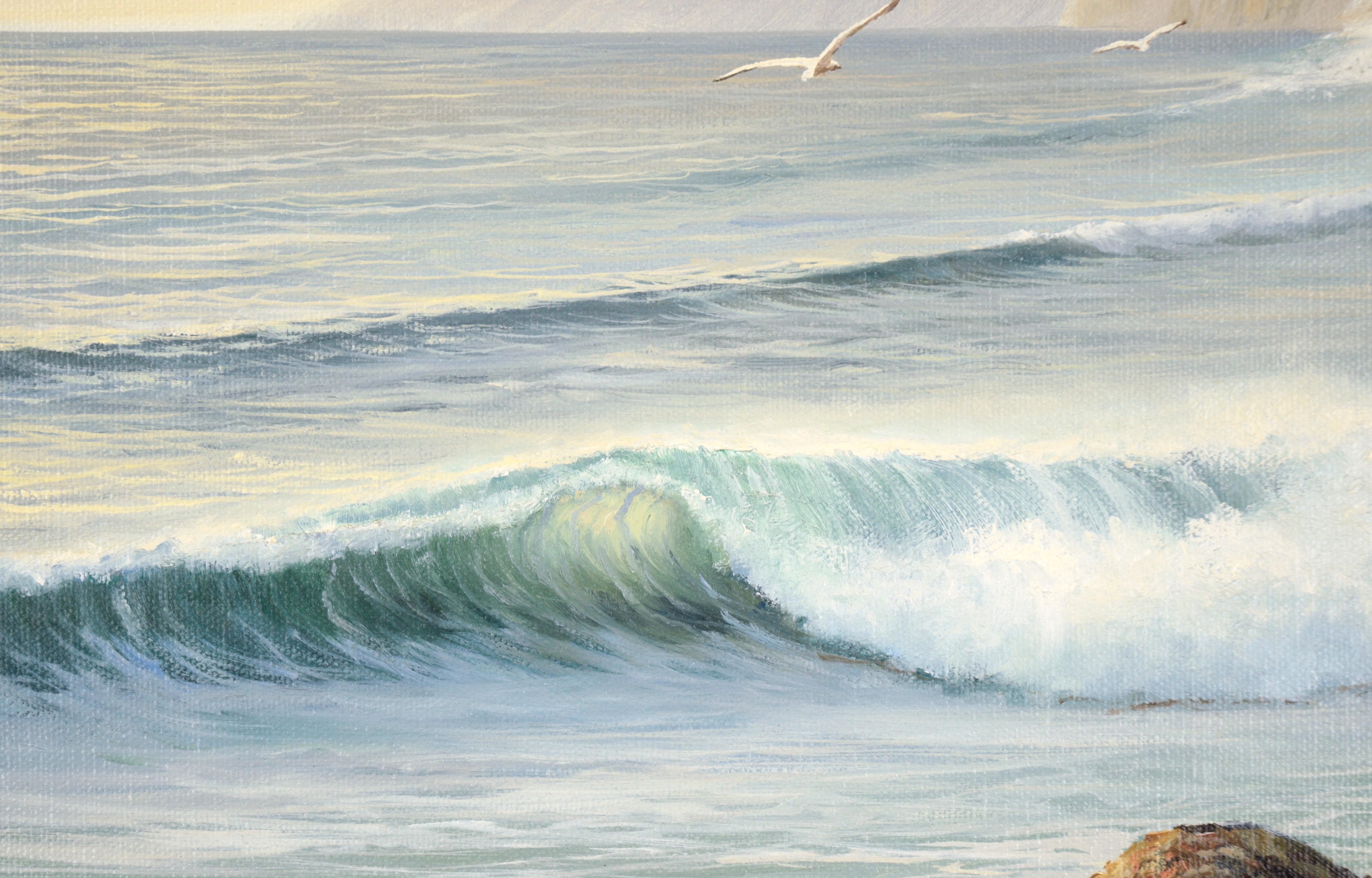 Paysage marin très détaillé de William Henry Blackman (Américain, né en 1930). Une vague s'écrase sur le rivage, brillante à cause du soleil qui la traverse. Au-dessus de la vague, quelques mouettes planent sur la scène. Les rochers au premier plan