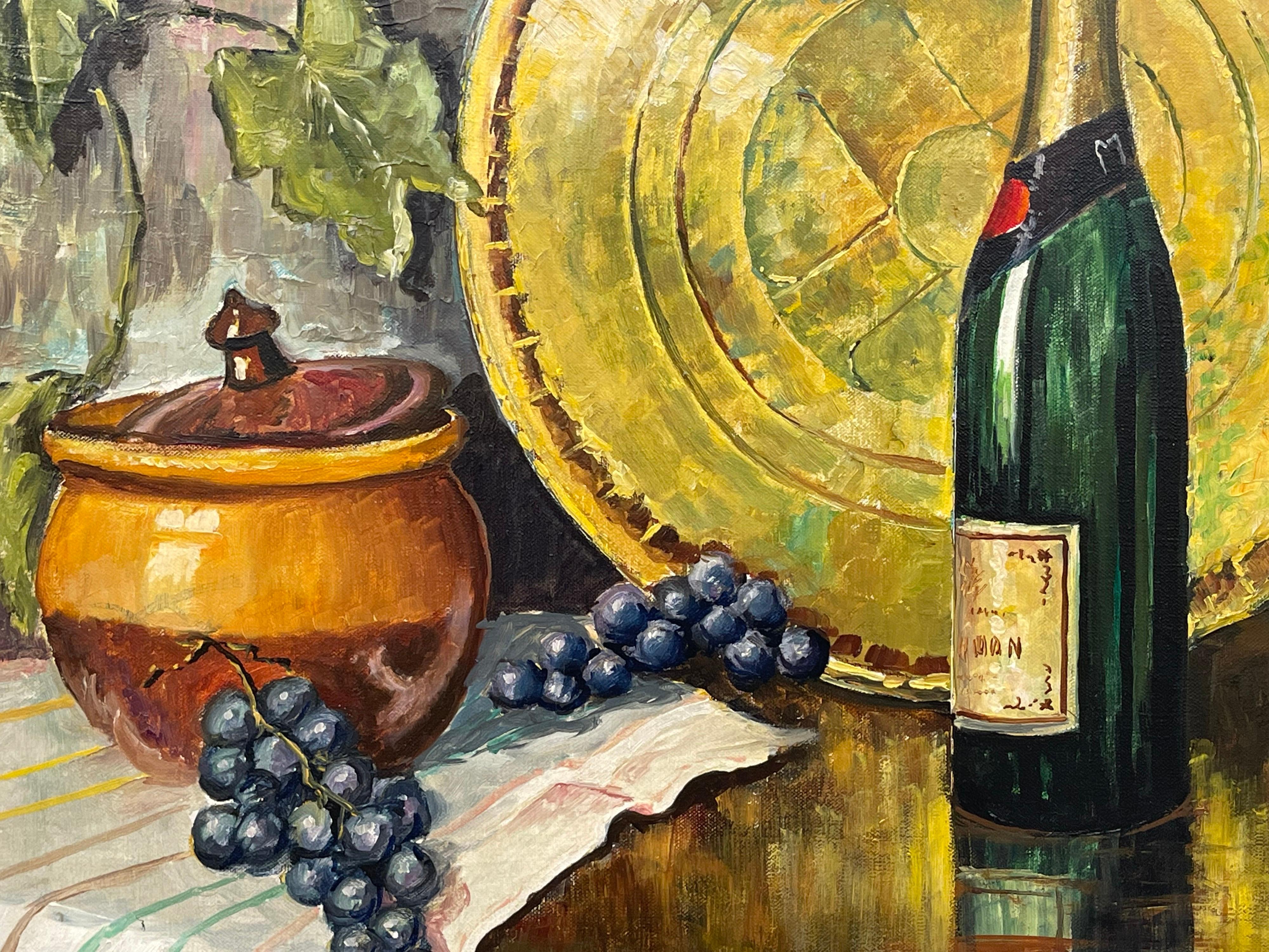 Bouteille de champagne avec raisins et pot Nature morte intérieure Peinture à l'huile originale de l'artiste du 20e siècle William Henry Burns (1924-1995). Encadré dans une moulure en bois de haute qualité, de couleur blanc cassé, de style shabby