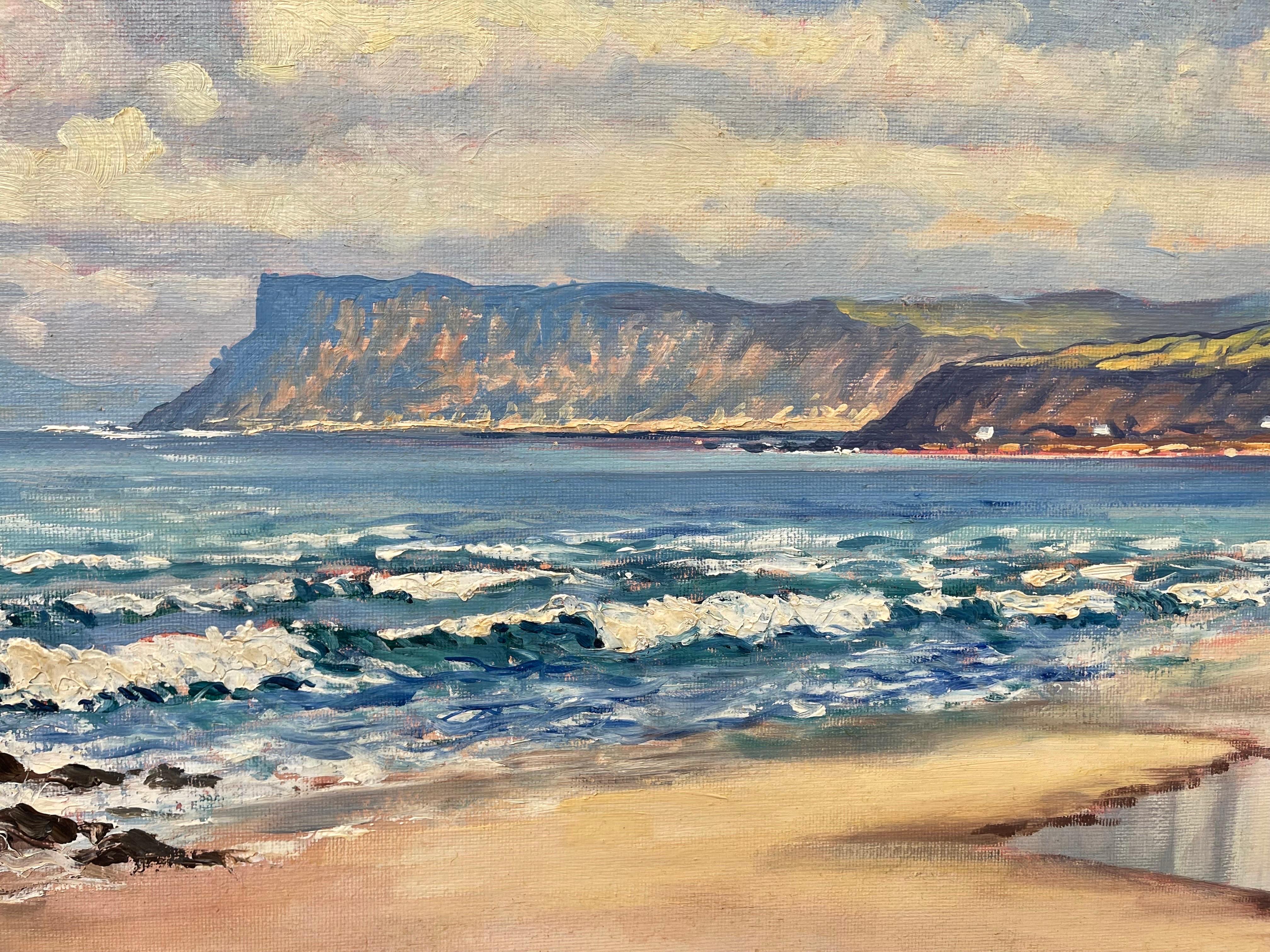 Pittura ad olio originale di una scena di spiaggia a Fairhead in Irlanda, realizzata da un artista irlandese moderno - Painting di William Henry Burns