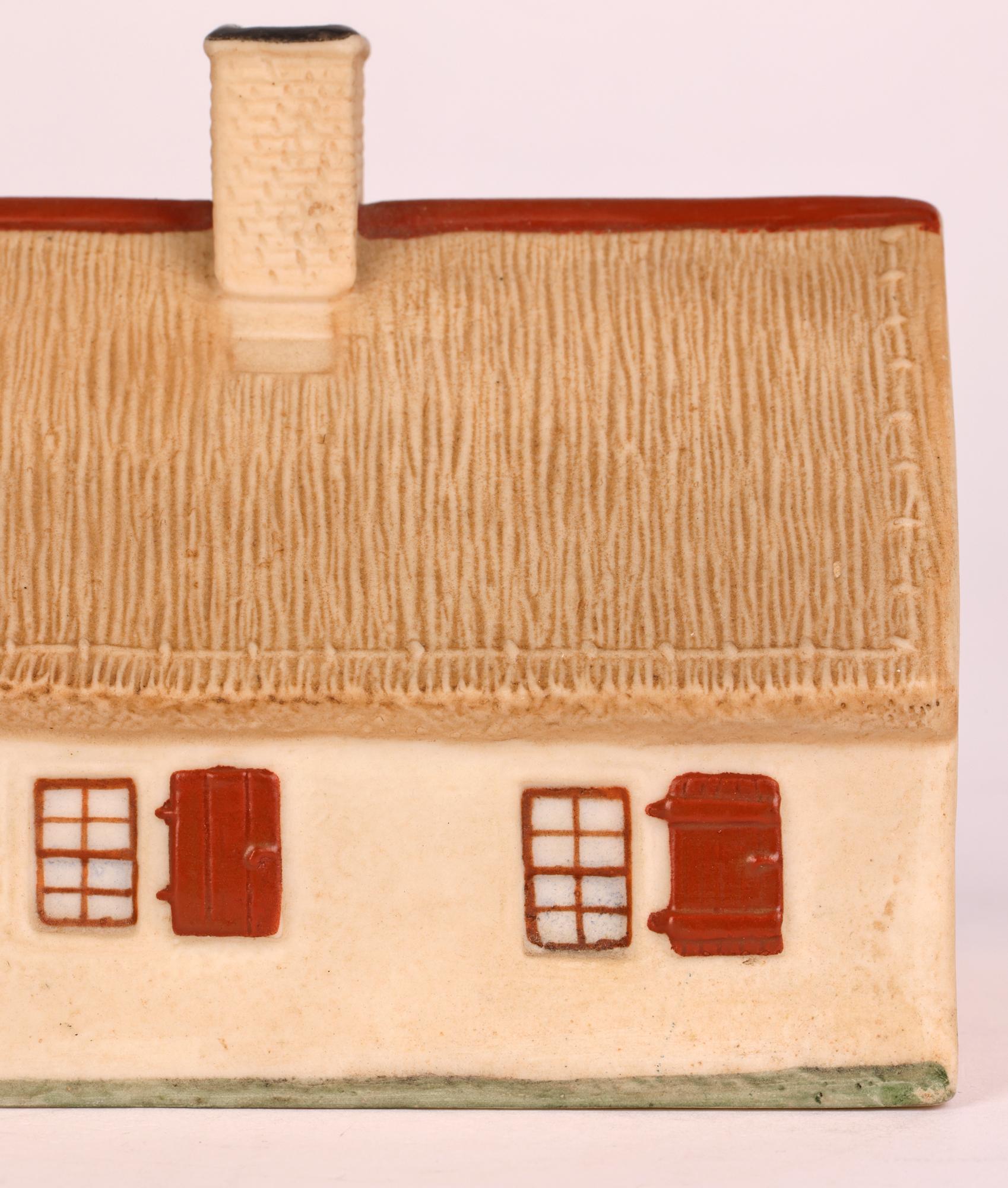 Elegante modelo antiguo de quemador de pastillas de porcelana de Roberts Burn's Cottage, obra del célebre ceramista inglés William Henry Goss (Gran Bretaña, 1833-1906) y fechado en 1893. 

William Henry Goss fue probablemente más conocido por su