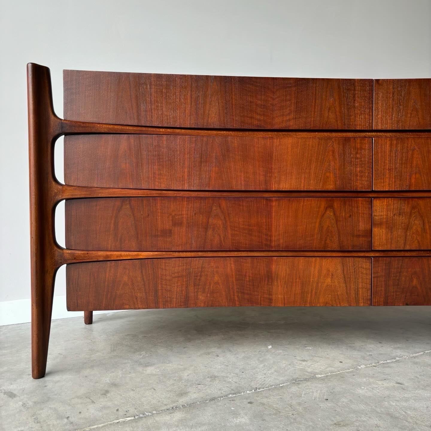 Comò con esoscheletro di William Hinn, cassa galleggiante, scultoreo, della metà del secolo scorso

Design frontale scolpito e concavo con gambe montate sui bordi. Collezione Swedish Guild. Urban Furniture Co. Svezia,  1950/60 circa. Finitura in