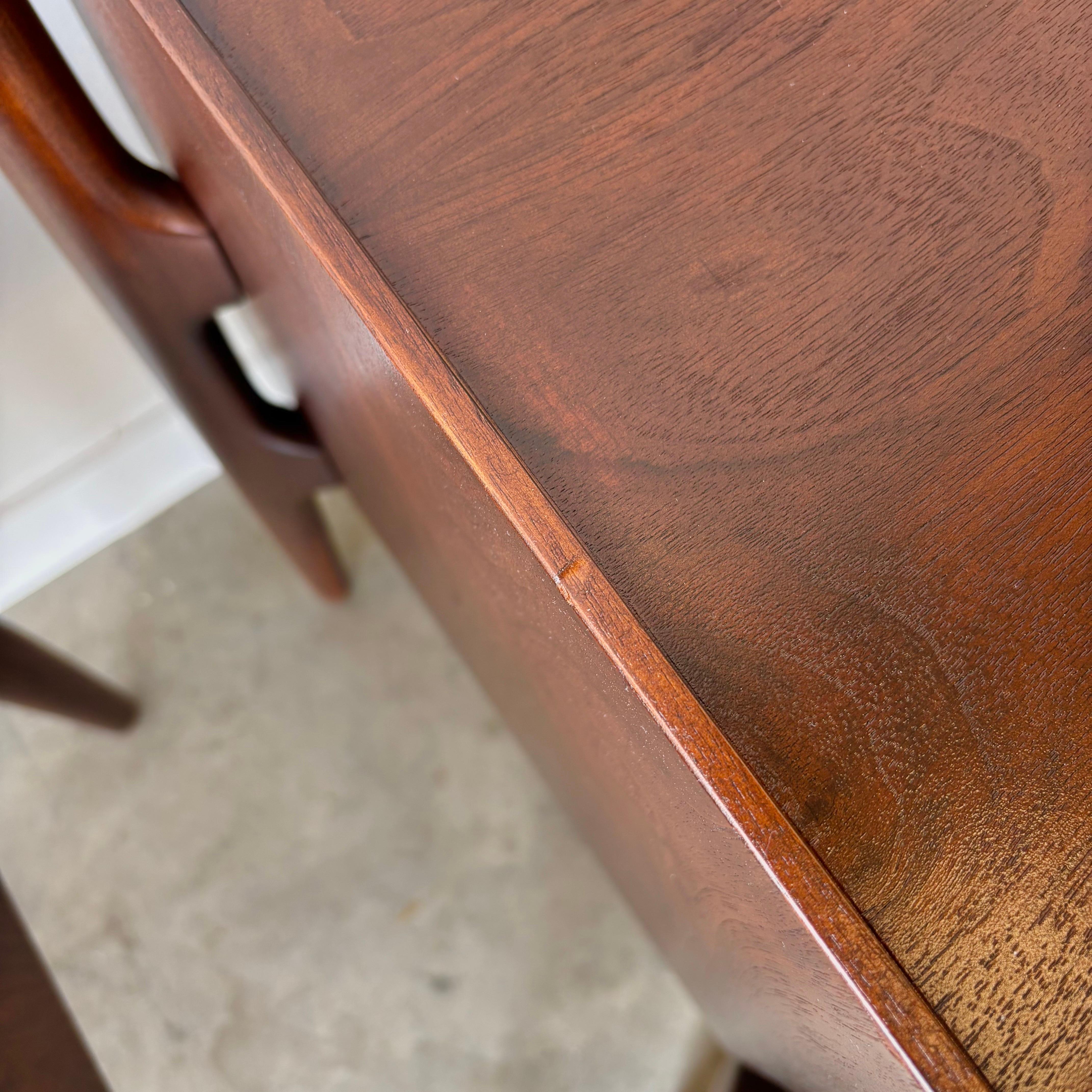 Paire de tables de nuit 