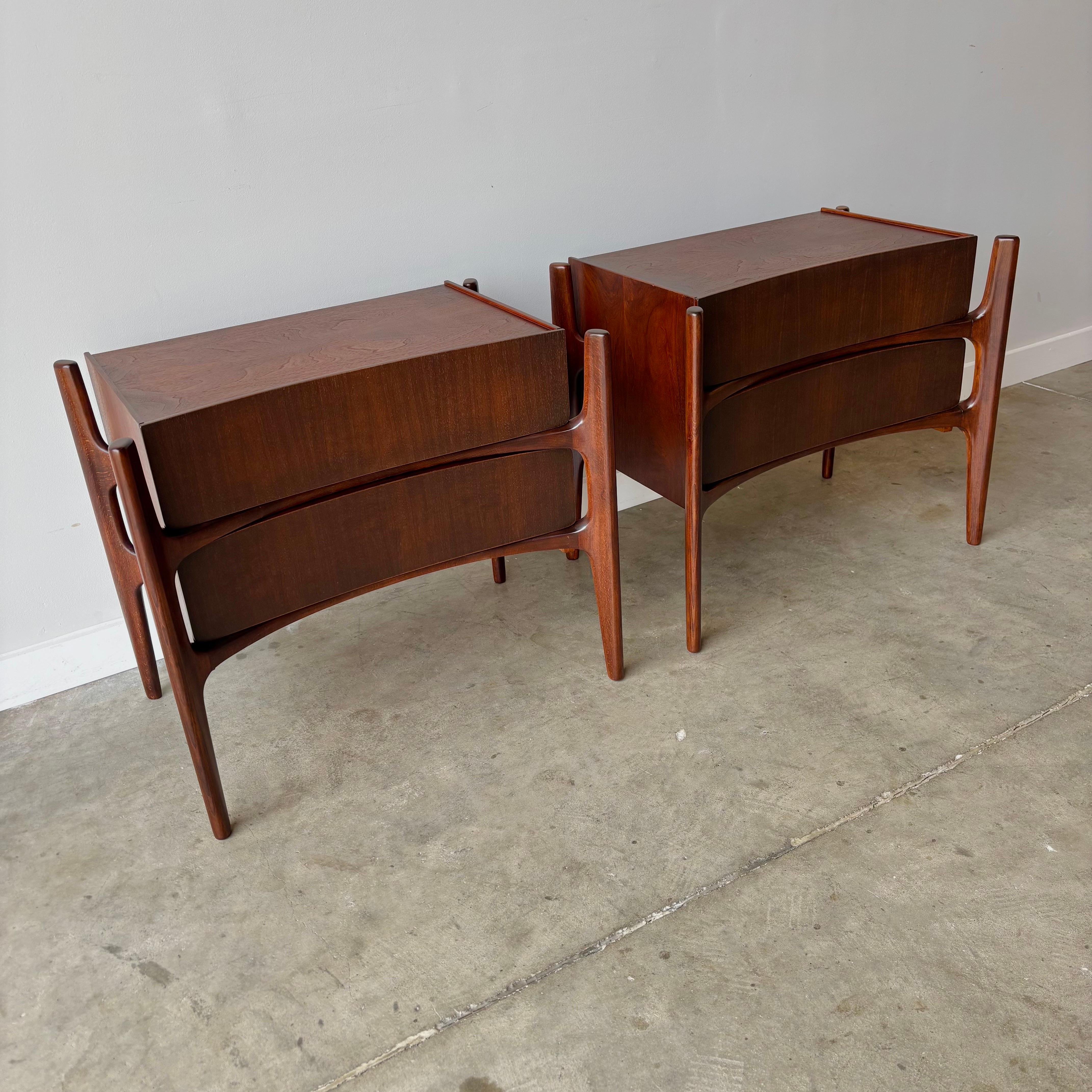 Une paire de tables de nuit magnifiquement restaurée par William Hinn, datant des années 1960 et fabriquée par la Swedish Furniture Guild.  Coffret en noyer avec tiroirs en érable à queue d'aronde.  Une forme sculpturale étonnante perchée dans son