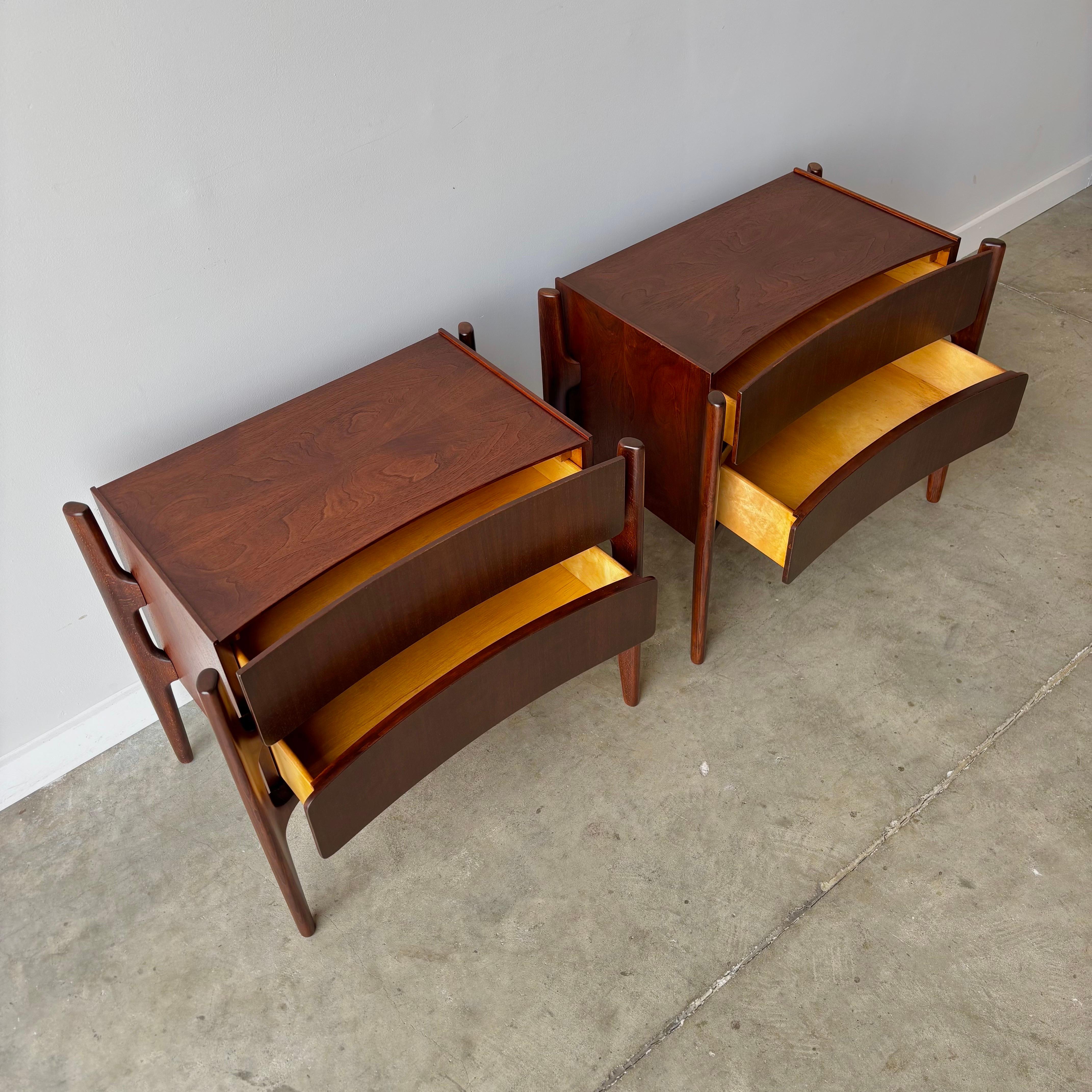 Paire de tables de nuit 