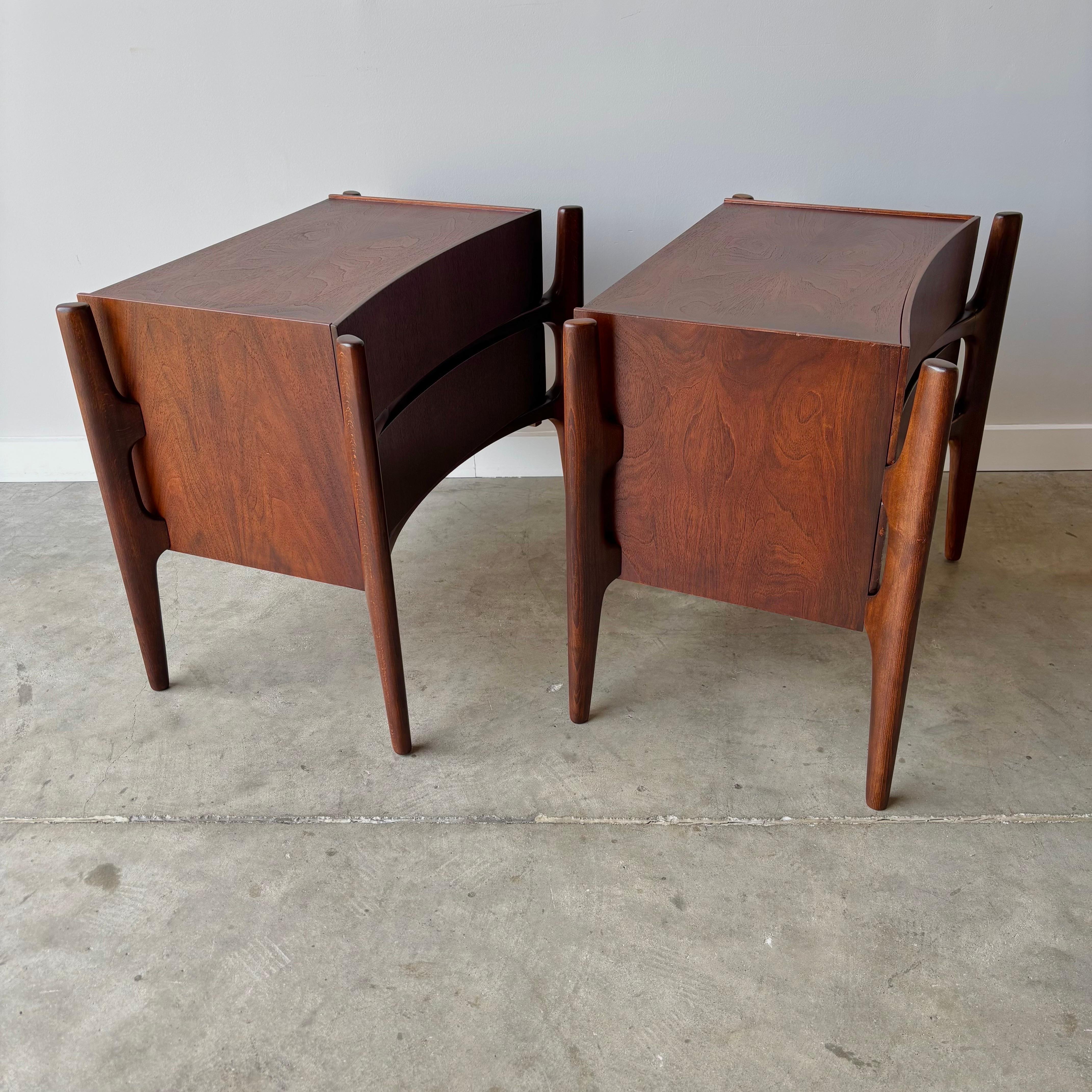 20ième siècle Paire de tables de nuit 