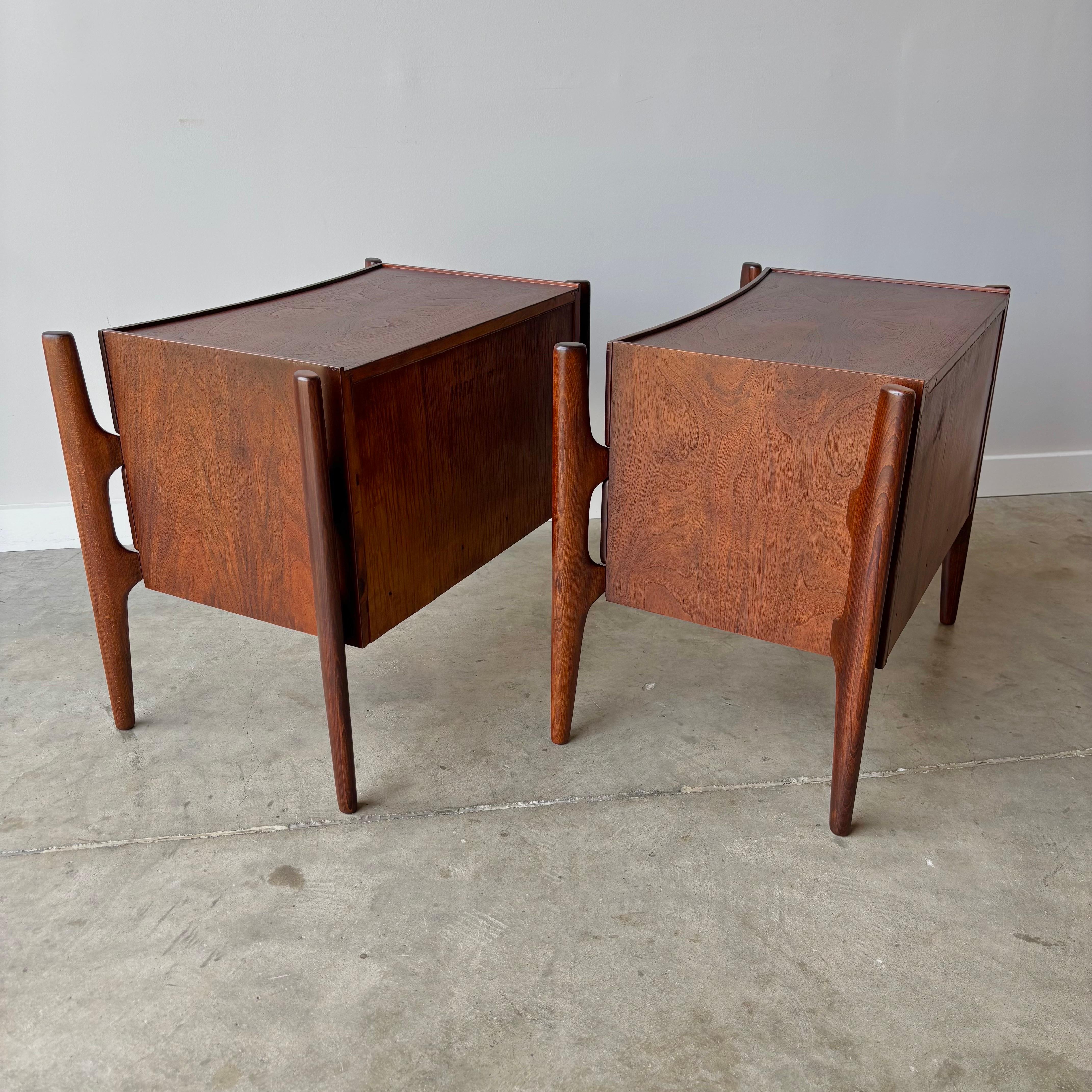 Paire de tables de nuit 