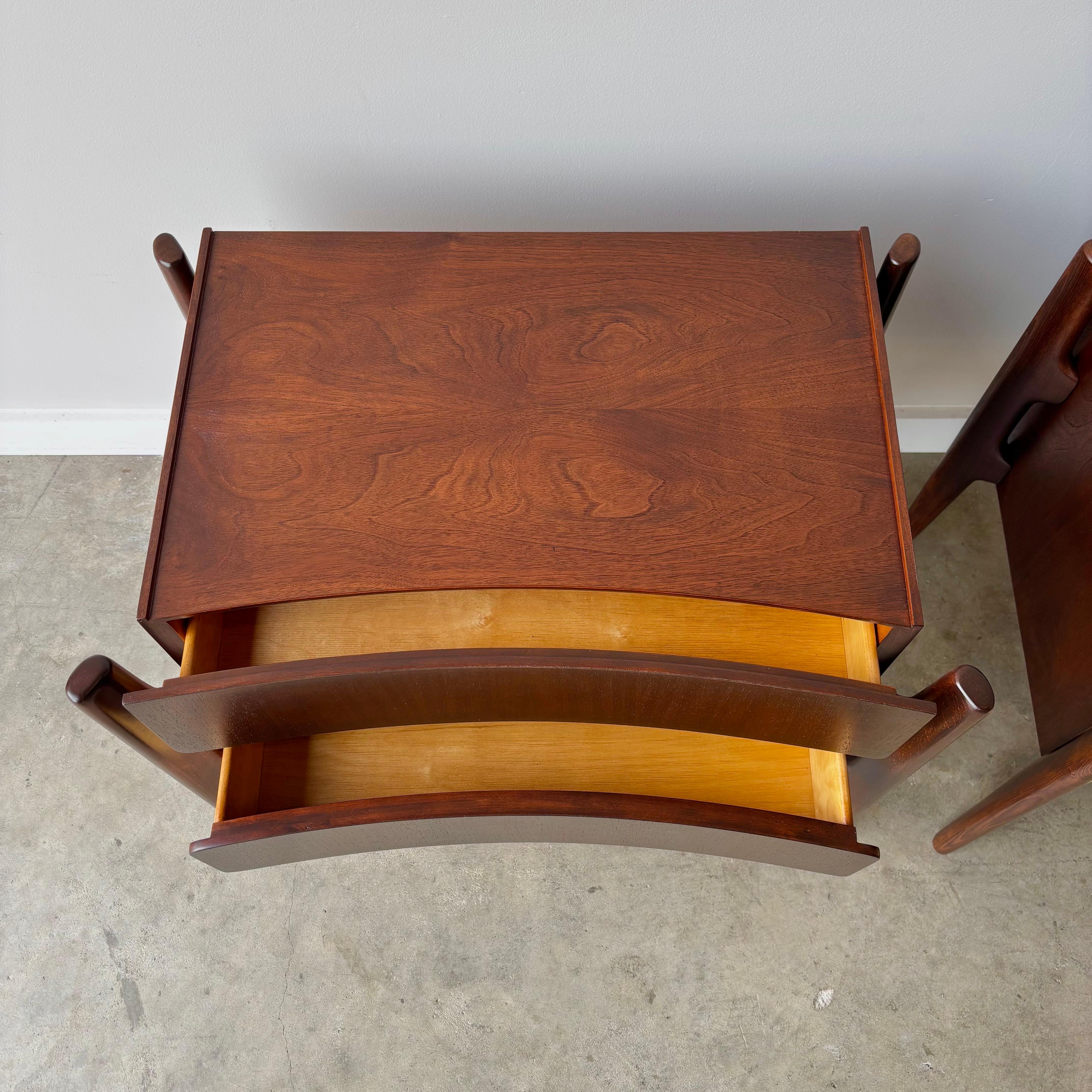 Paire de tables de nuit 