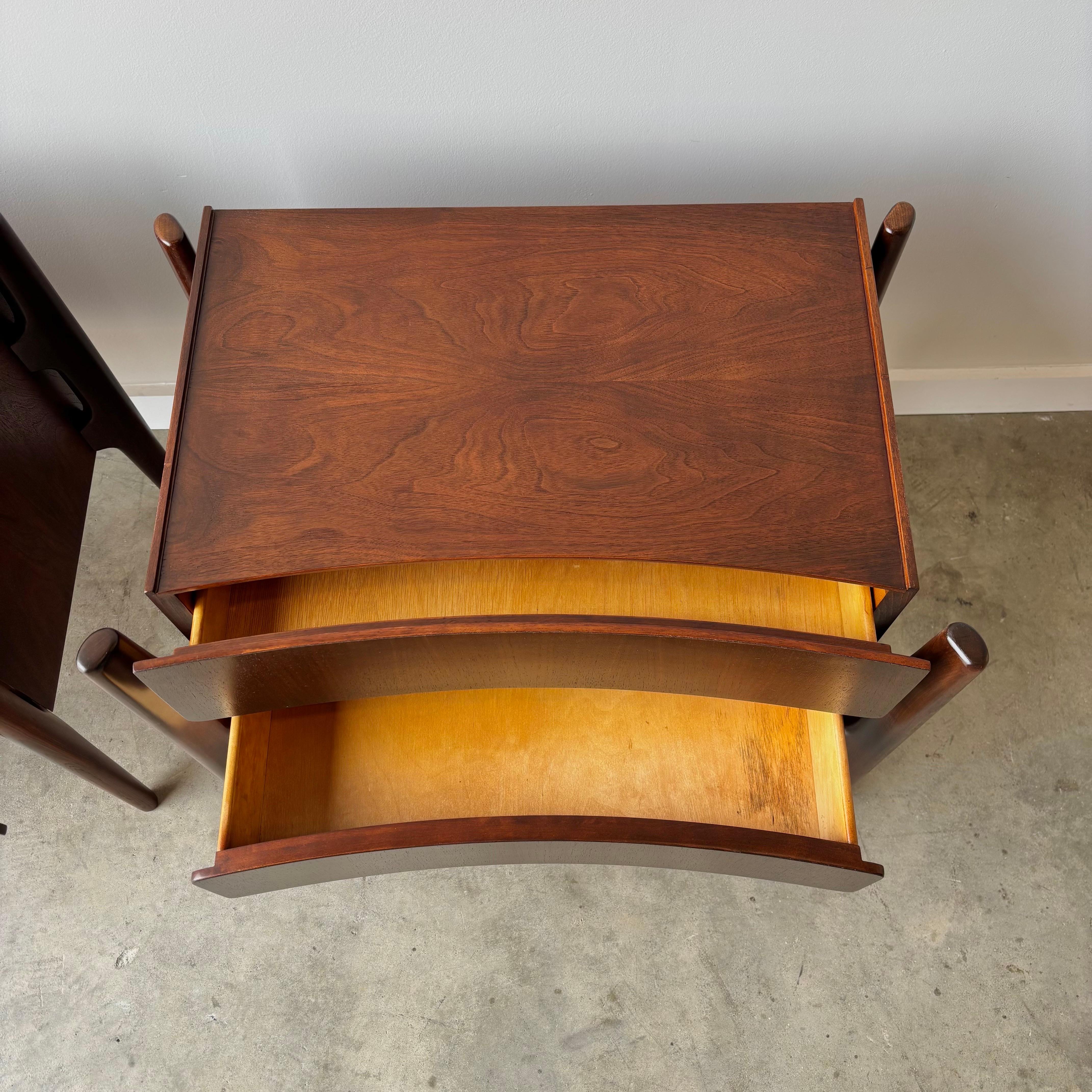 Paire de tables de nuit 