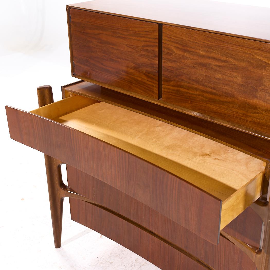 William Hinn - Comò Highboy in legno di noce di metà secolo, con fronte curvo in vendita 3
