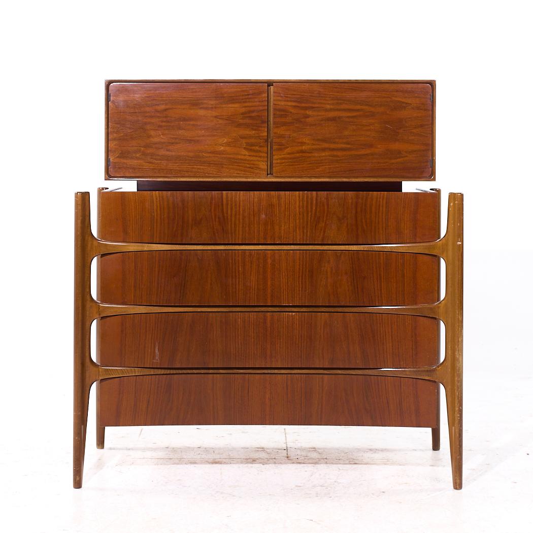 William Hinn - Comò Highboy in legno di noce di metà secolo, con fronte curvo

Questo mobile alto misura: 44,5 larghezza x 24 profondità x 47 pollici di altezza

Tutti i mobili possono essere acquistati in quello che noi chiamiamo stato vintage