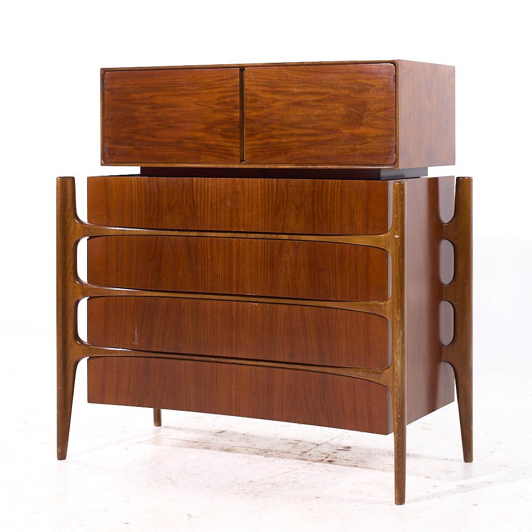 Mid-Century moderno William Hinn - Comò Highboy in legno di noce di metà secolo, con fronte curvo in vendita