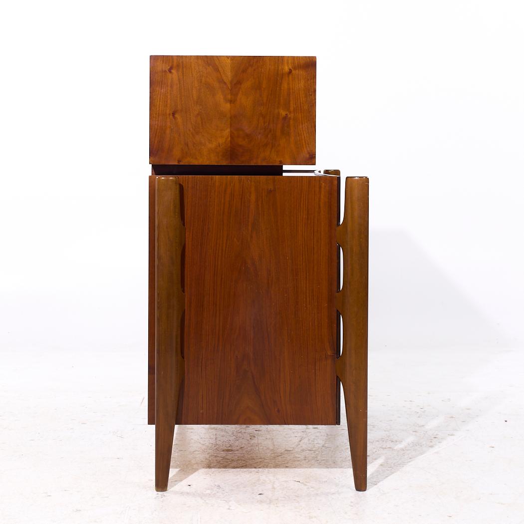 Svedese William Hinn - Comò Highboy in legno di noce di metà secolo, con fronte curvo in vendita