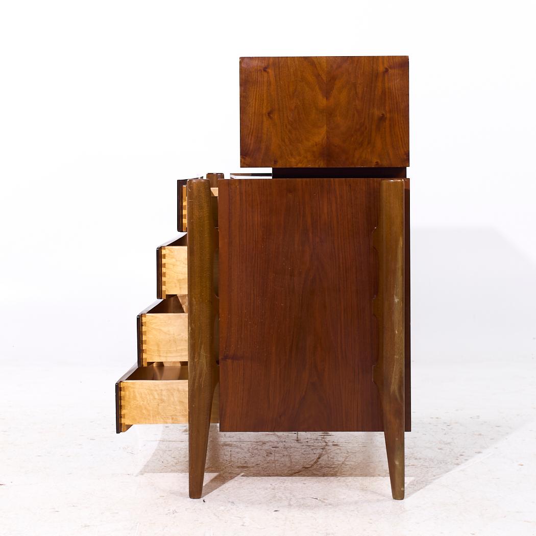 Fine XX secolo William Hinn - Comò Highboy in legno di noce di metà secolo, con fronte curvo in vendita