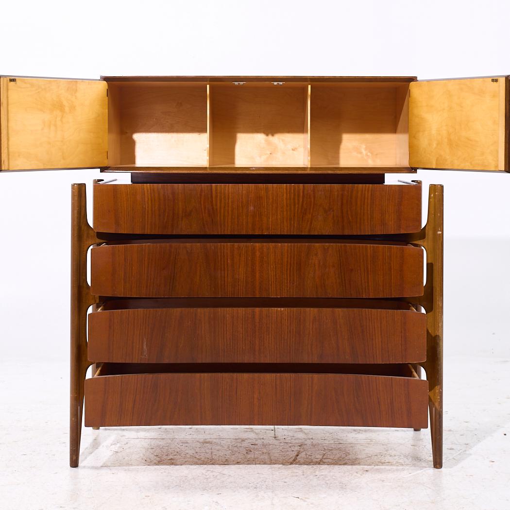 Noce William Hinn - Comò Highboy in legno di noce di metà secolo, con fronte curvo in vendita