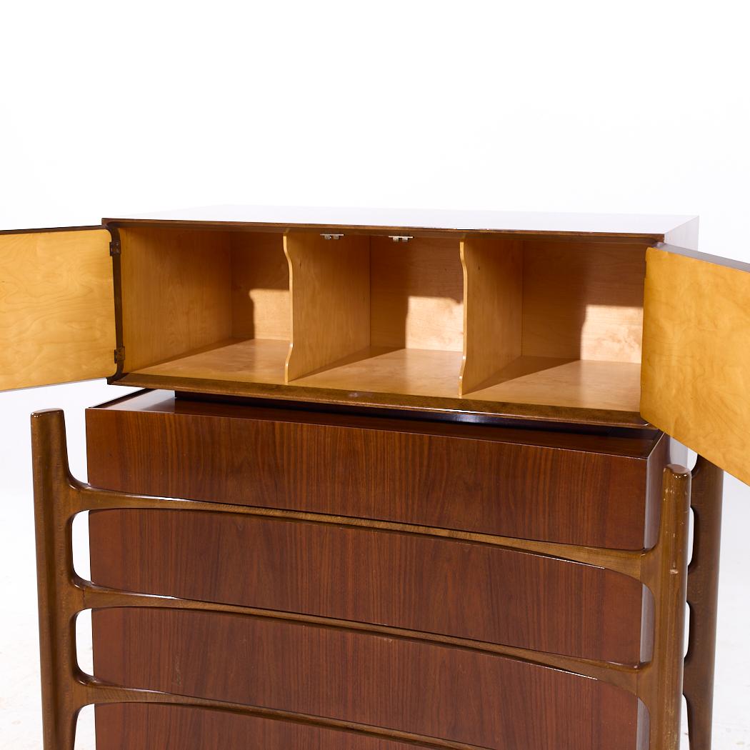 William Hinn - Comò Highboy in legno di noce di metà secolo, con fronte curvo in vendita 1