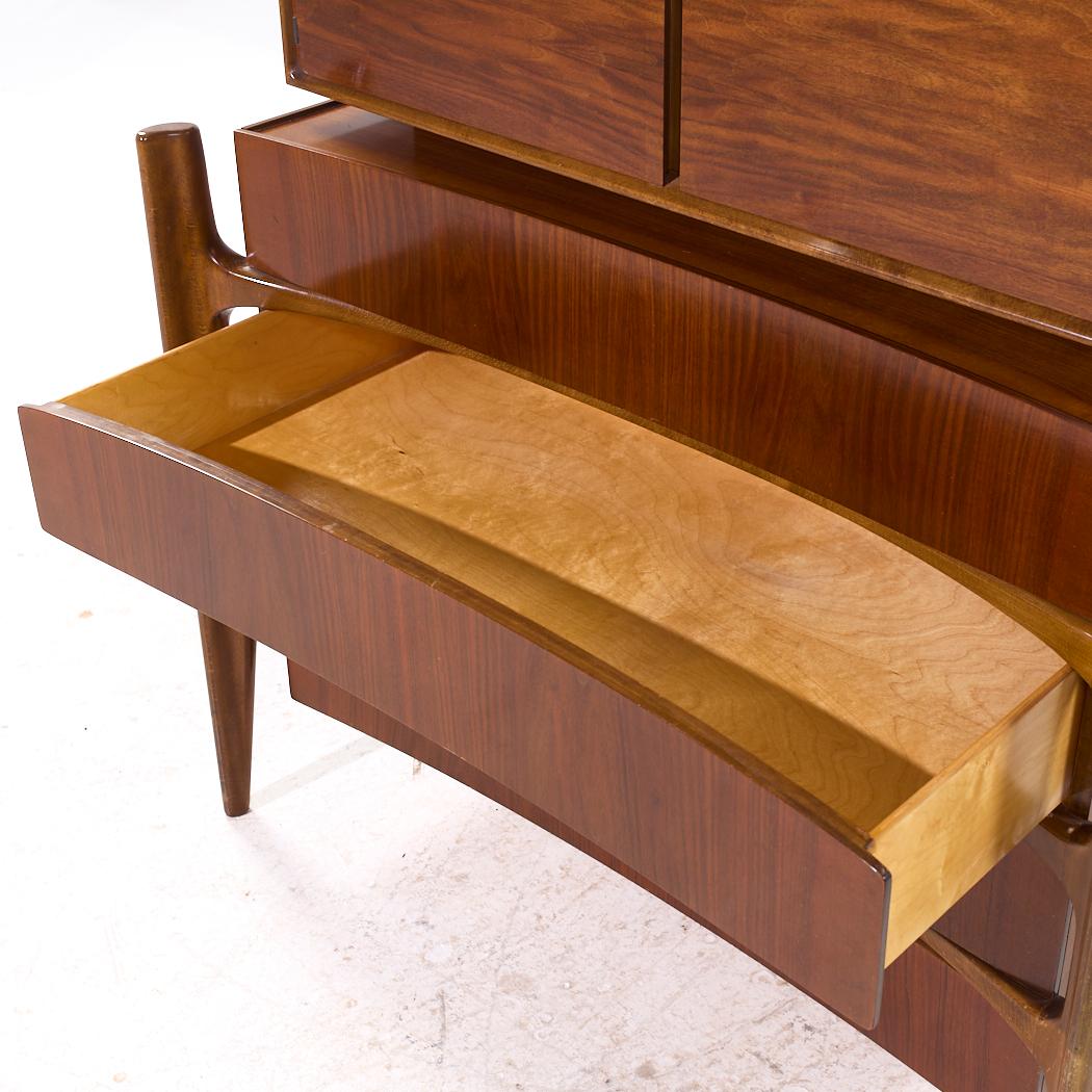 William Hinn - Comò Highboy in legno di noce di metà secolo, con fronte curvo in vendita 2
