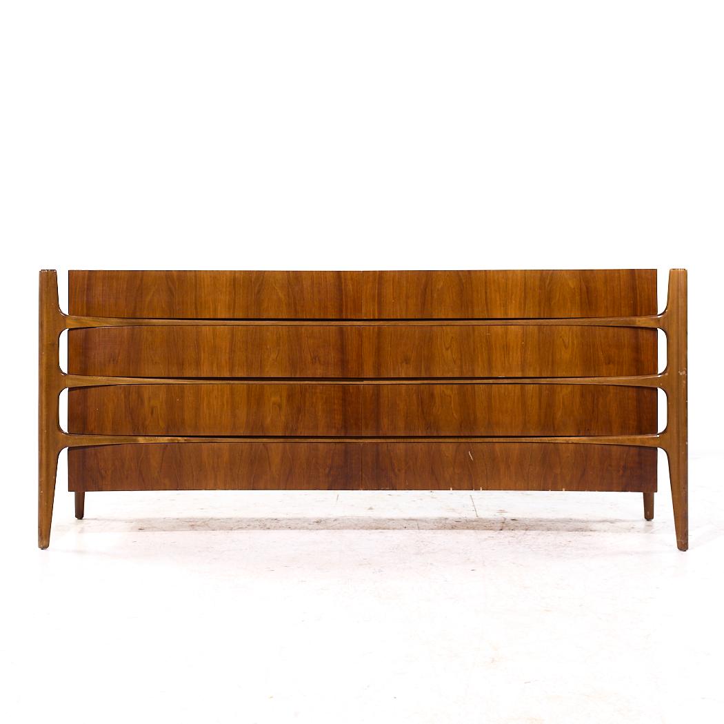 William Hinn, comò basso in legno di noce di metà secolo, dal fronte curvo

Questo mobile basso misura: 78,25 larghezza x 24 profondità x 33,75 pollici di altezza

Tutti i mobili possono essere acquistati in quello che noi chiamiamo stato vintage