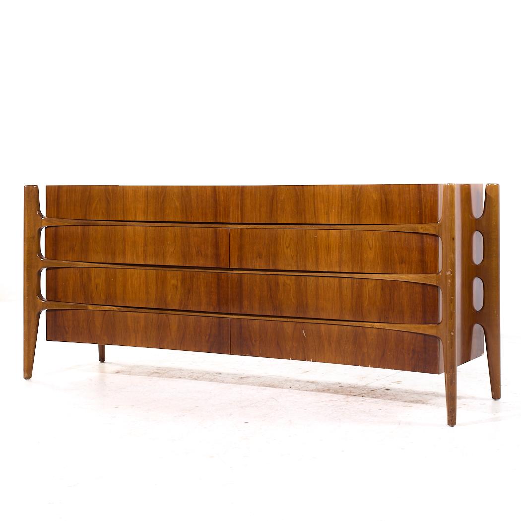 Mid-Century moderno William Hinn, comò basso in legno di noce di metà secolo, dal fronte curvo in vendita