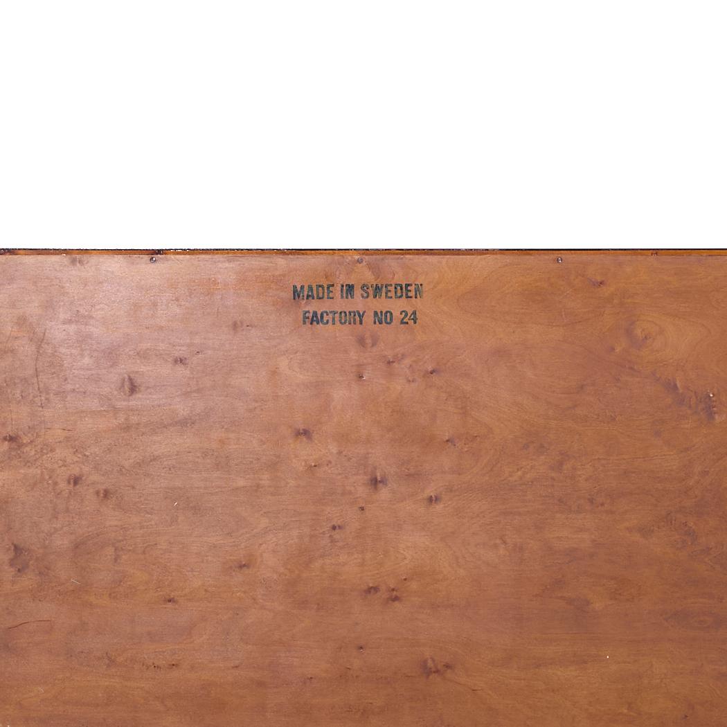 William Hinn, comò basso in legno di noce di metà secolo, dal fronte curvo in vendita 2