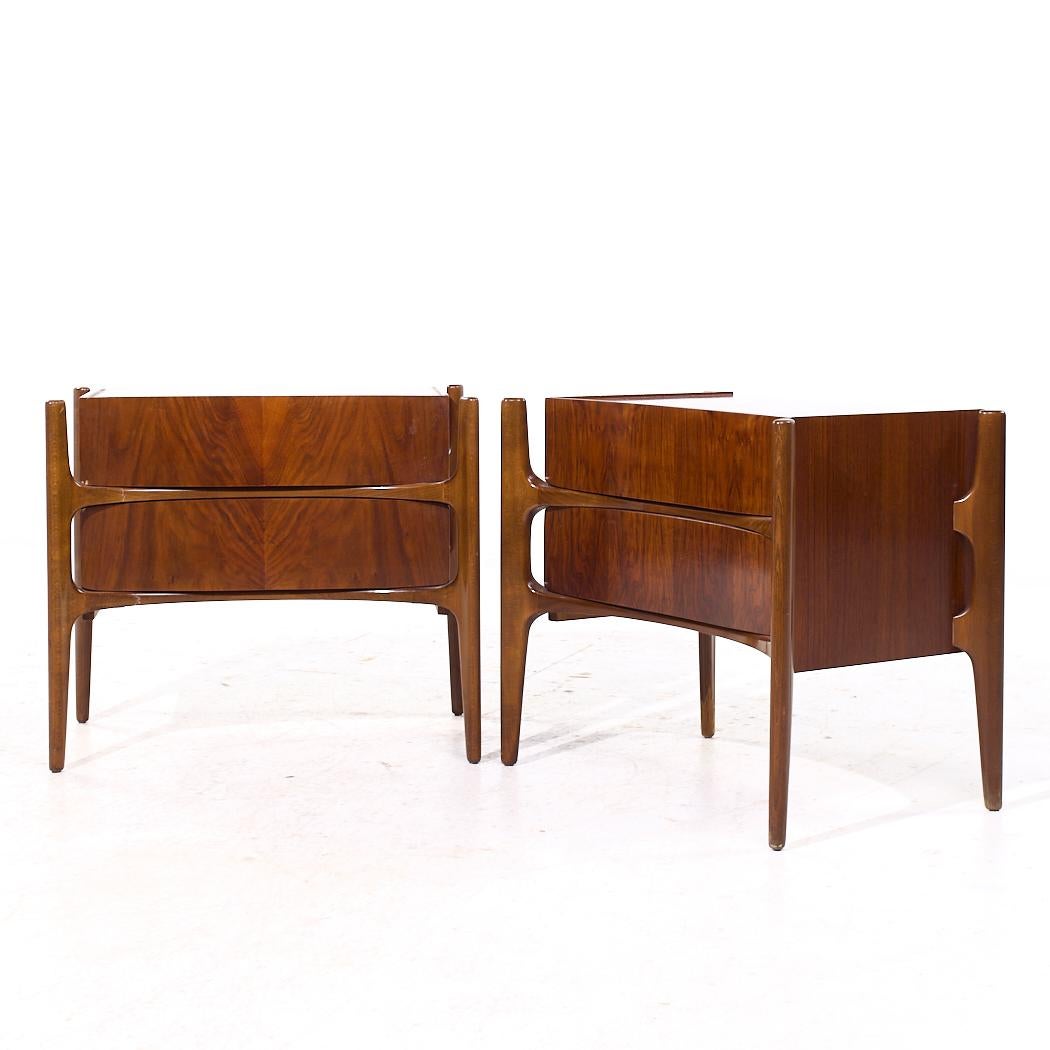 Mid-Century moderno William Hinn - Comodini in noce di metà secolo - Coppia in vendita