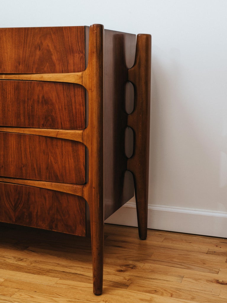 William Hinn Sculptural Modern Eight-Drawer Chest Of Drawers in Walnut, Fully Restored In Good Condition In Brooklyn, NY