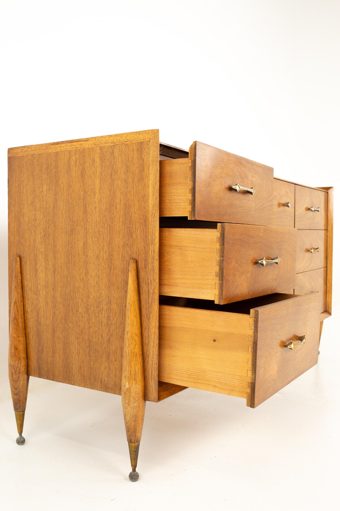 Late 20th Century William Hinn Style Kent Coffey MCM Auburn Walnut Pecan 9 Drawer Lowboy Dresser