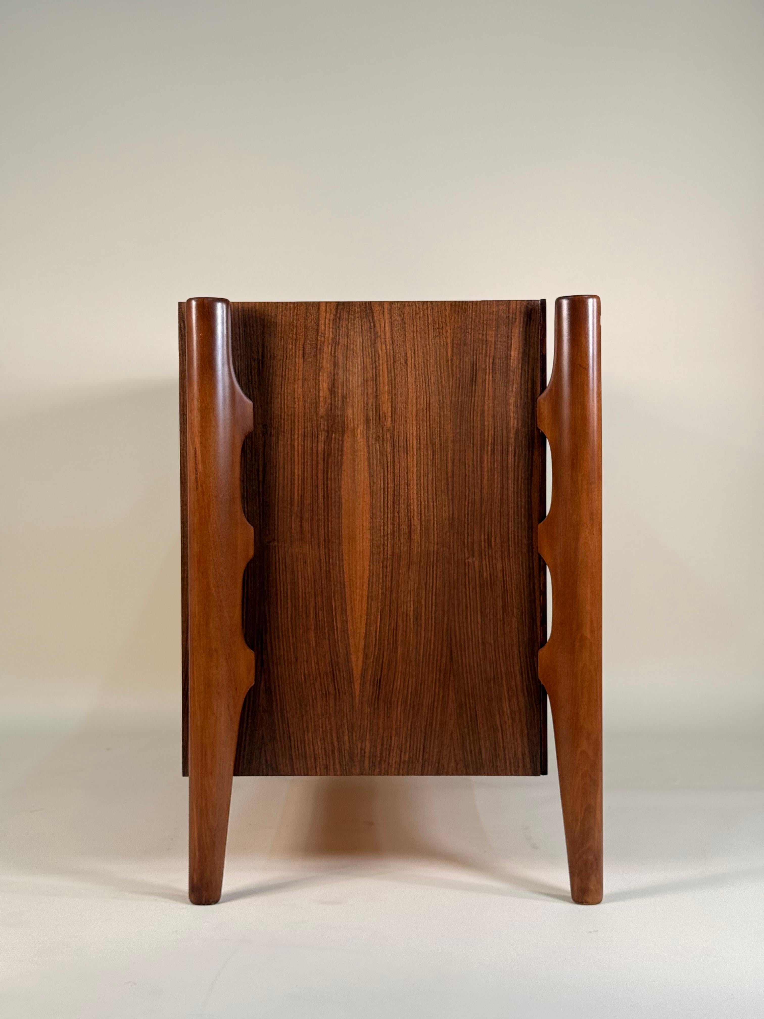 Ti presentiamo il raro e straordinario comò curvo William Hinn di The Swedish Furniture Guild per Urban Furniture. Questo classico della modernità svedese è stato realizzato in noce nero ed è assolutamente straordinario dal vivo. Quando la luce