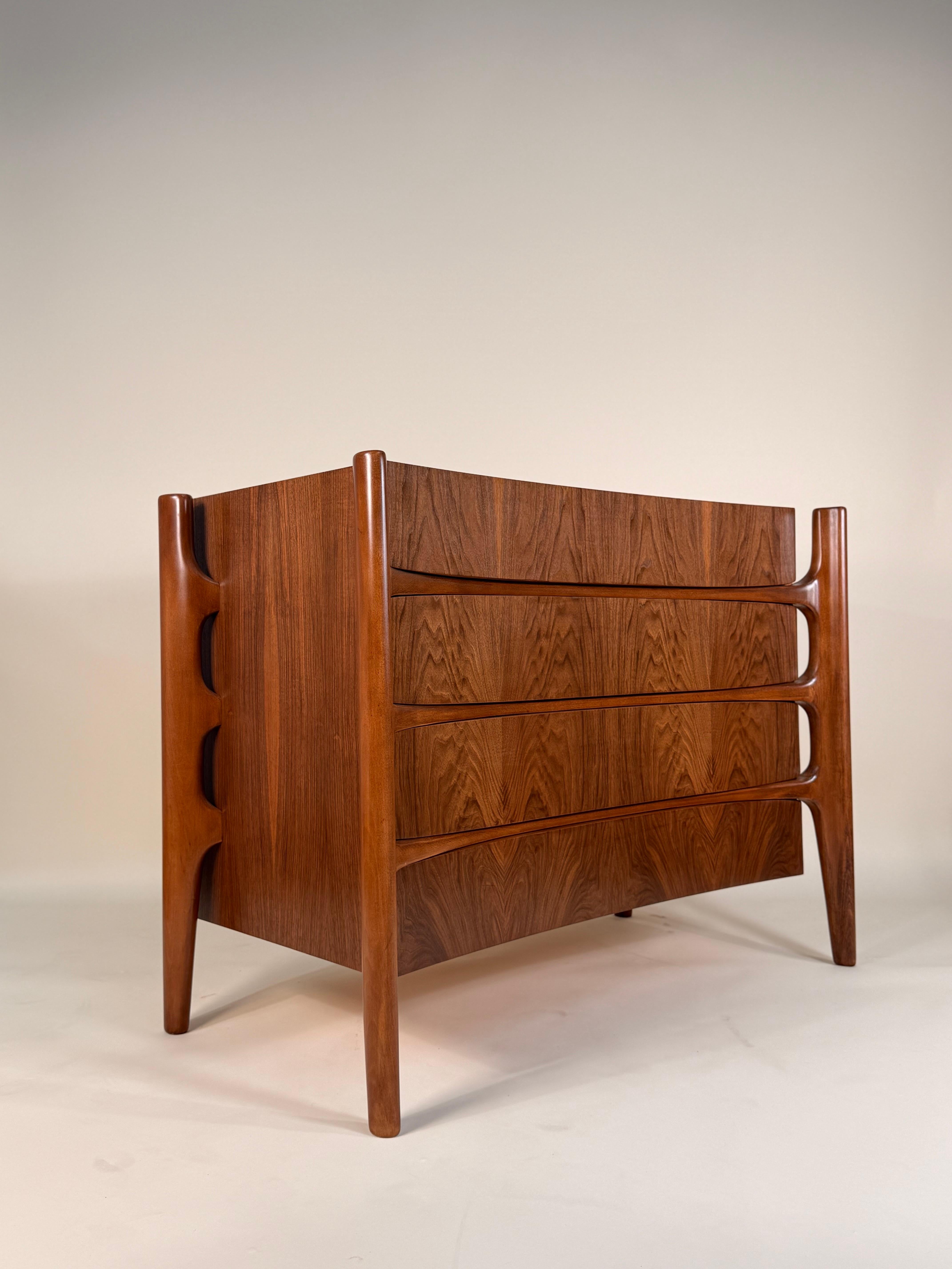 Scandinavo moderno Comò in noce William Hinn di The Swedish Furniture Guild in vendita