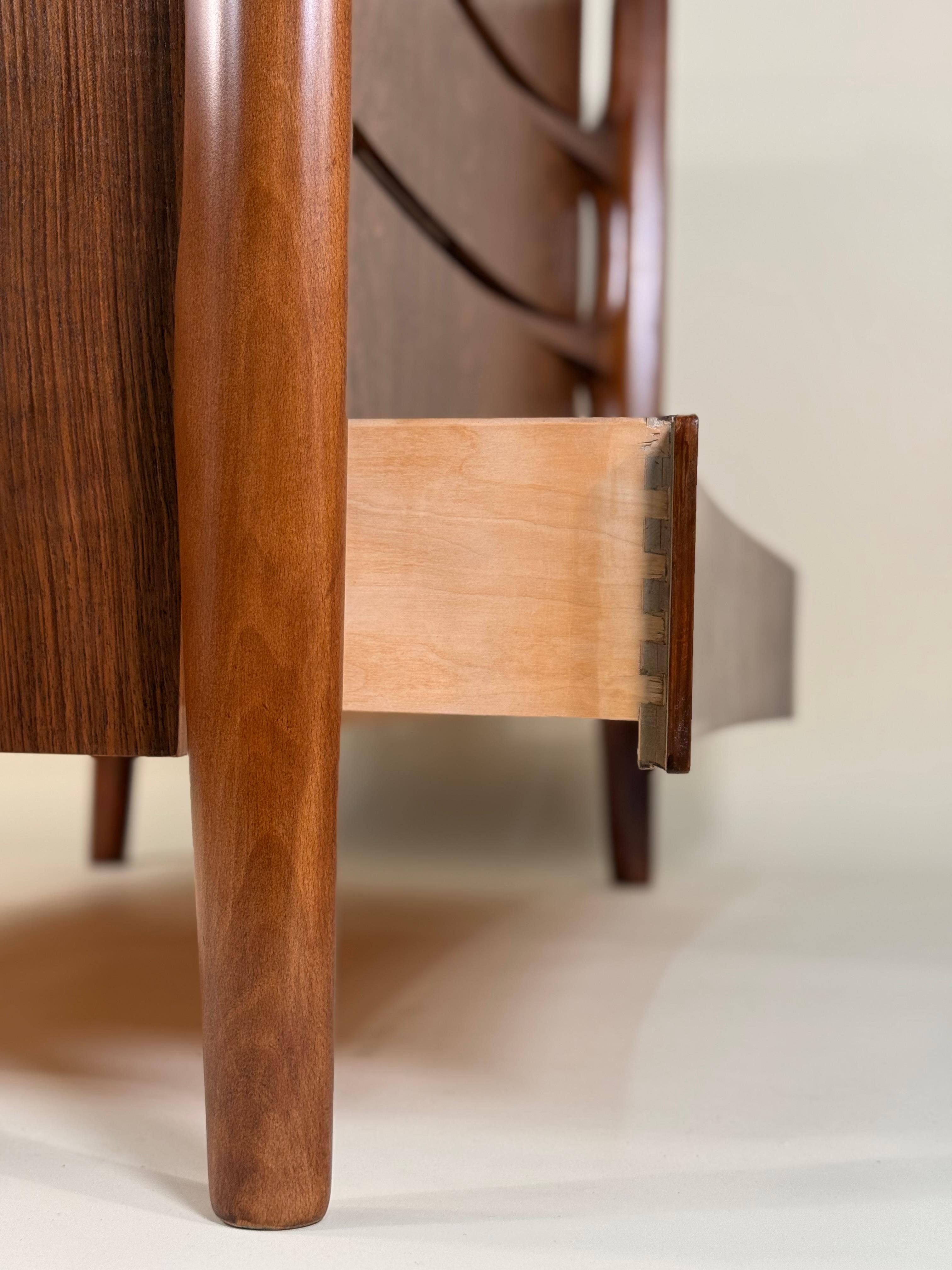 Metà XX secolo Comò in noce William Hinn di The Swedish Furniture Guild in vendita