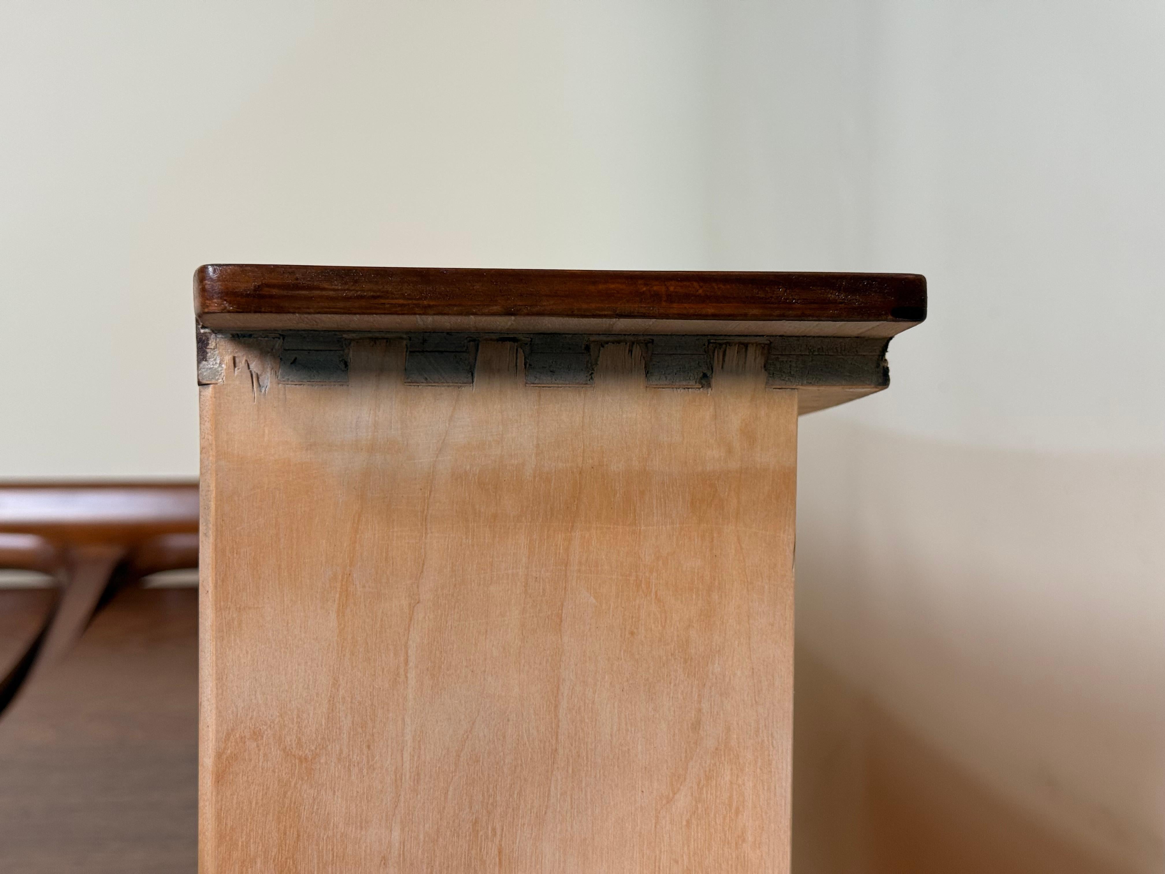 Noce Comò in noce William Hinn di The Swedish Furniture Guild in vendita