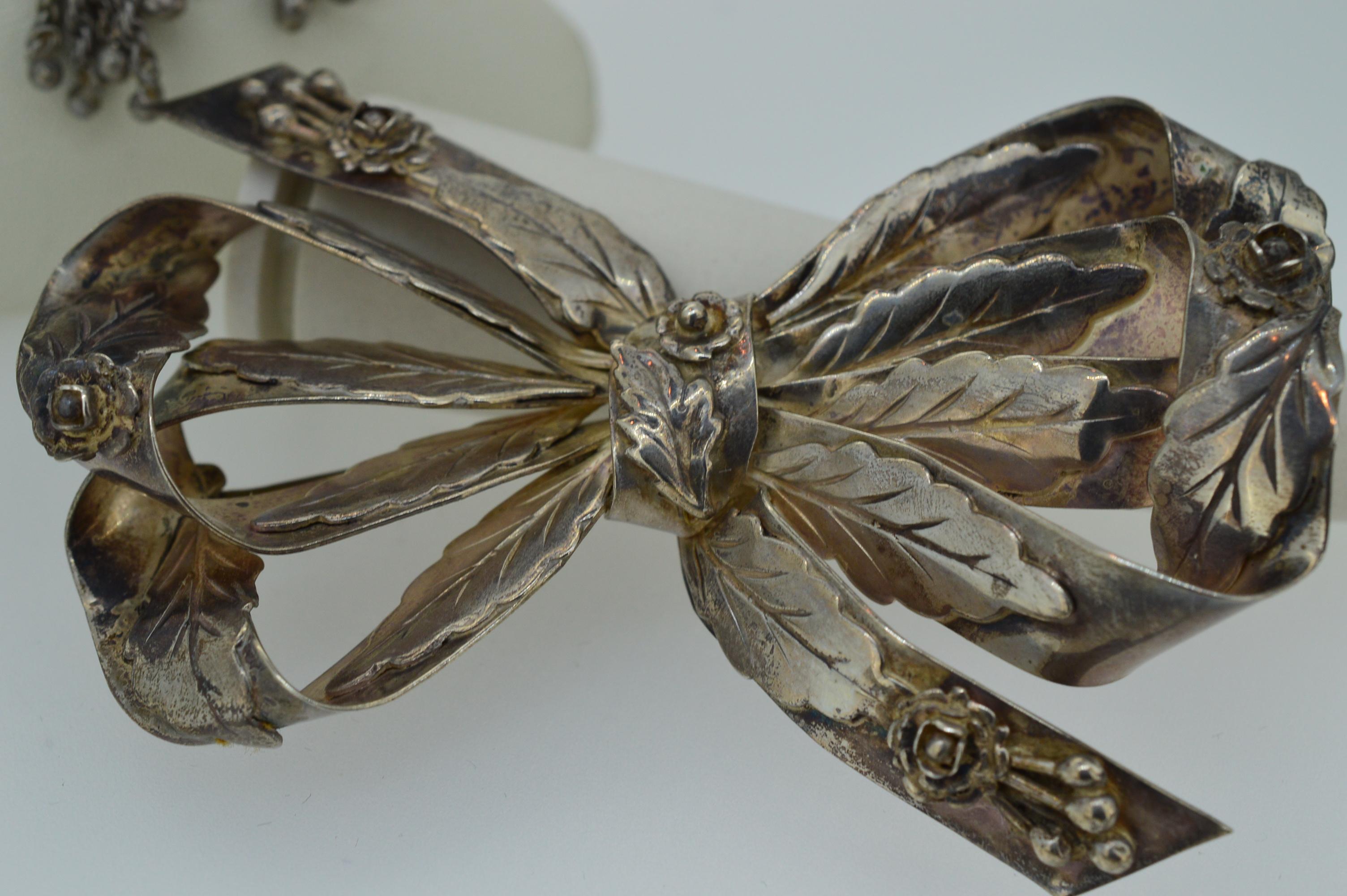 Donna William Bowness di New York Bracciale artigianale, spilla con ciondolo e spilla con fiocco in vendita