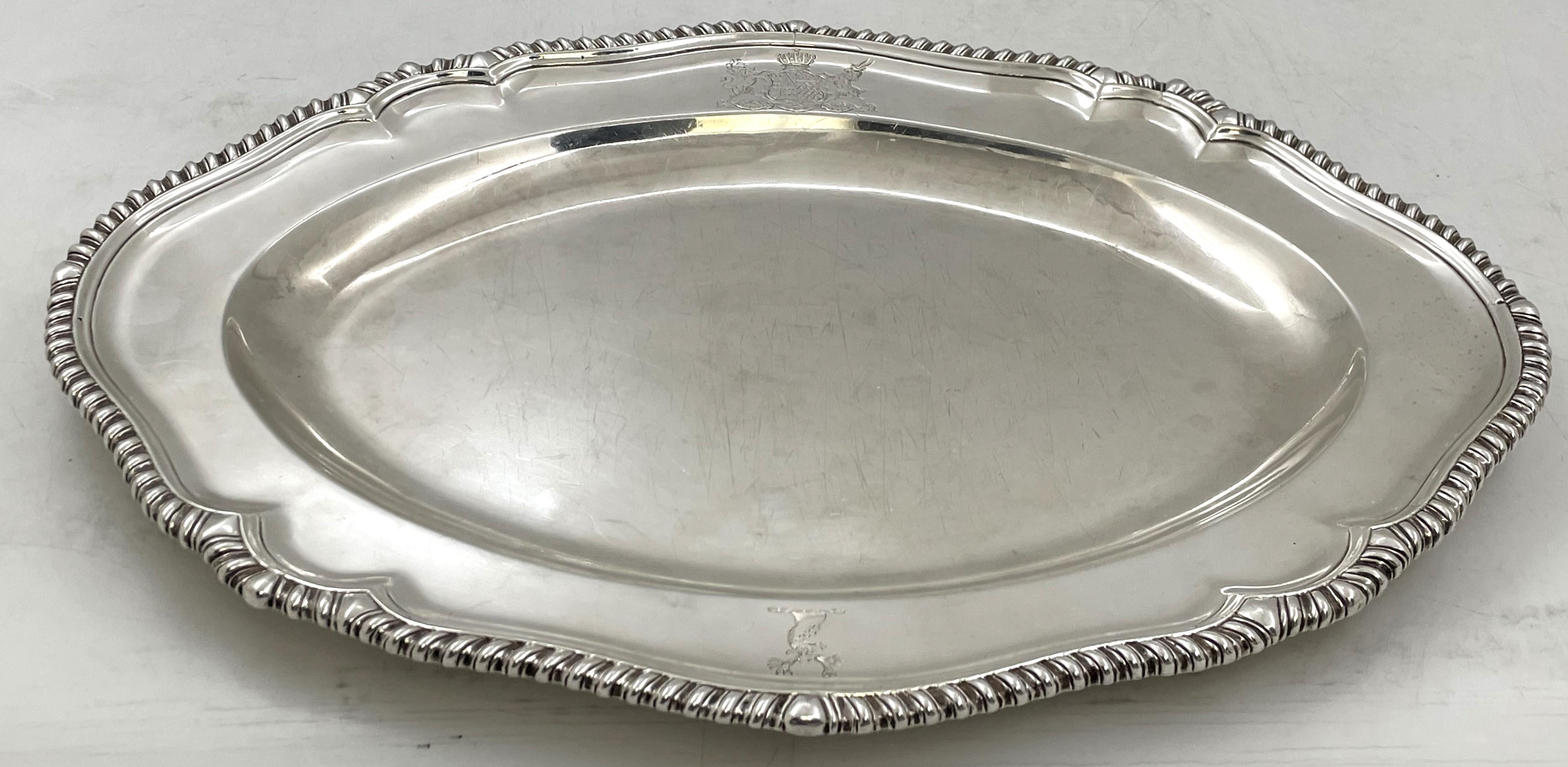 Piatto o vassoio da portata in argento sterling georgiano di William Holmes del 1785, con bordo a forma di gadroon, ornato con lo stemma della famiglia Morgan. Misura 15'' di profondità, 11 1/4'' di larghezza e 1 1/8'' di altezza, pesa 31,1 once
