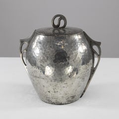 William Hutton and Sons für Liberty and Co. Handgehämmerte Keksdose aus Zinn