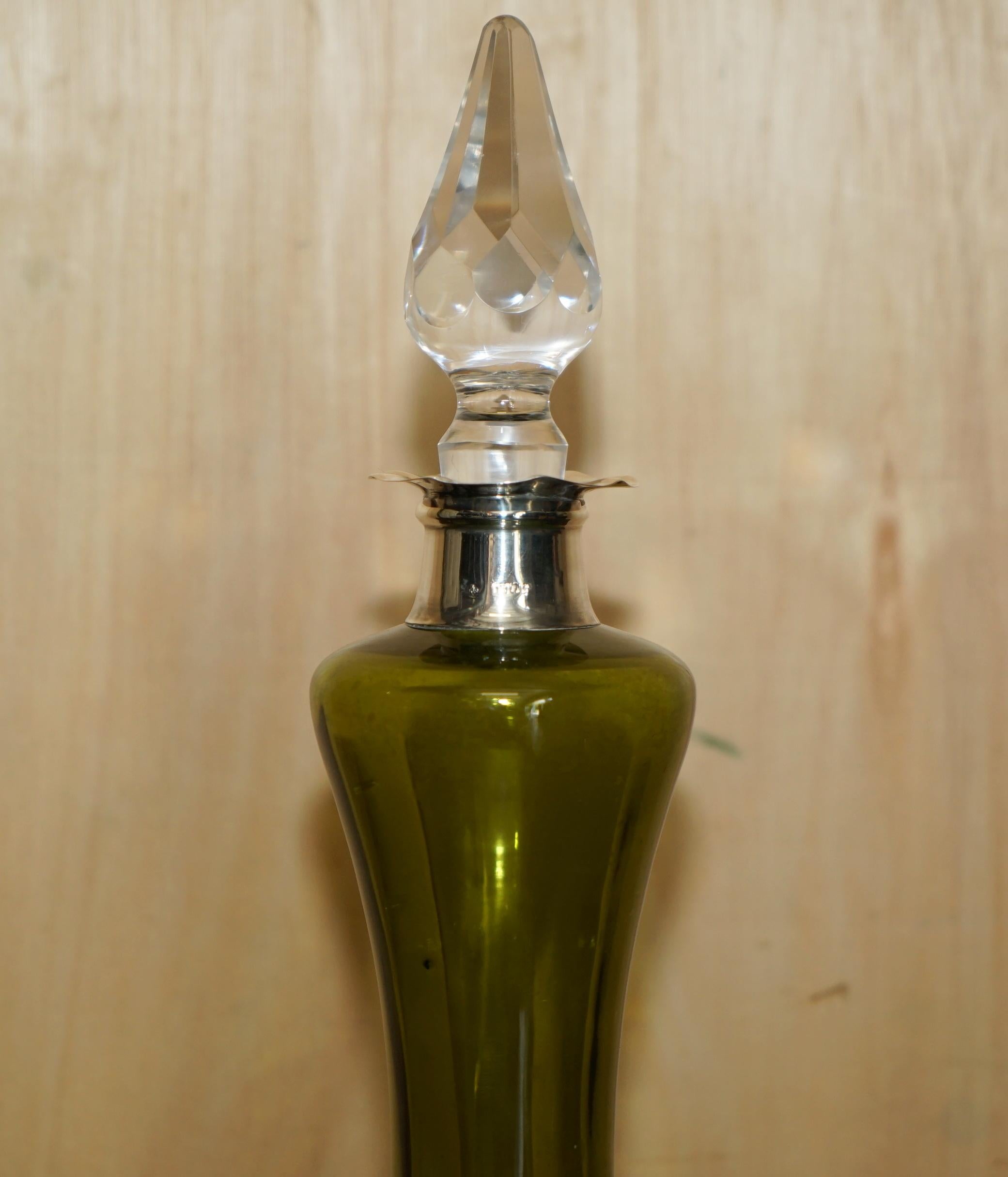 Casa Reale Antiquariato

Royal House Antiques è lieta di offrire in vendita questo sublime decanter d'epoca William Hutton & Sons LTD 1896 per vino, porto o liquore, con collare in argento Sterling e tappo in cristallo tagliato.

Un pezzo di