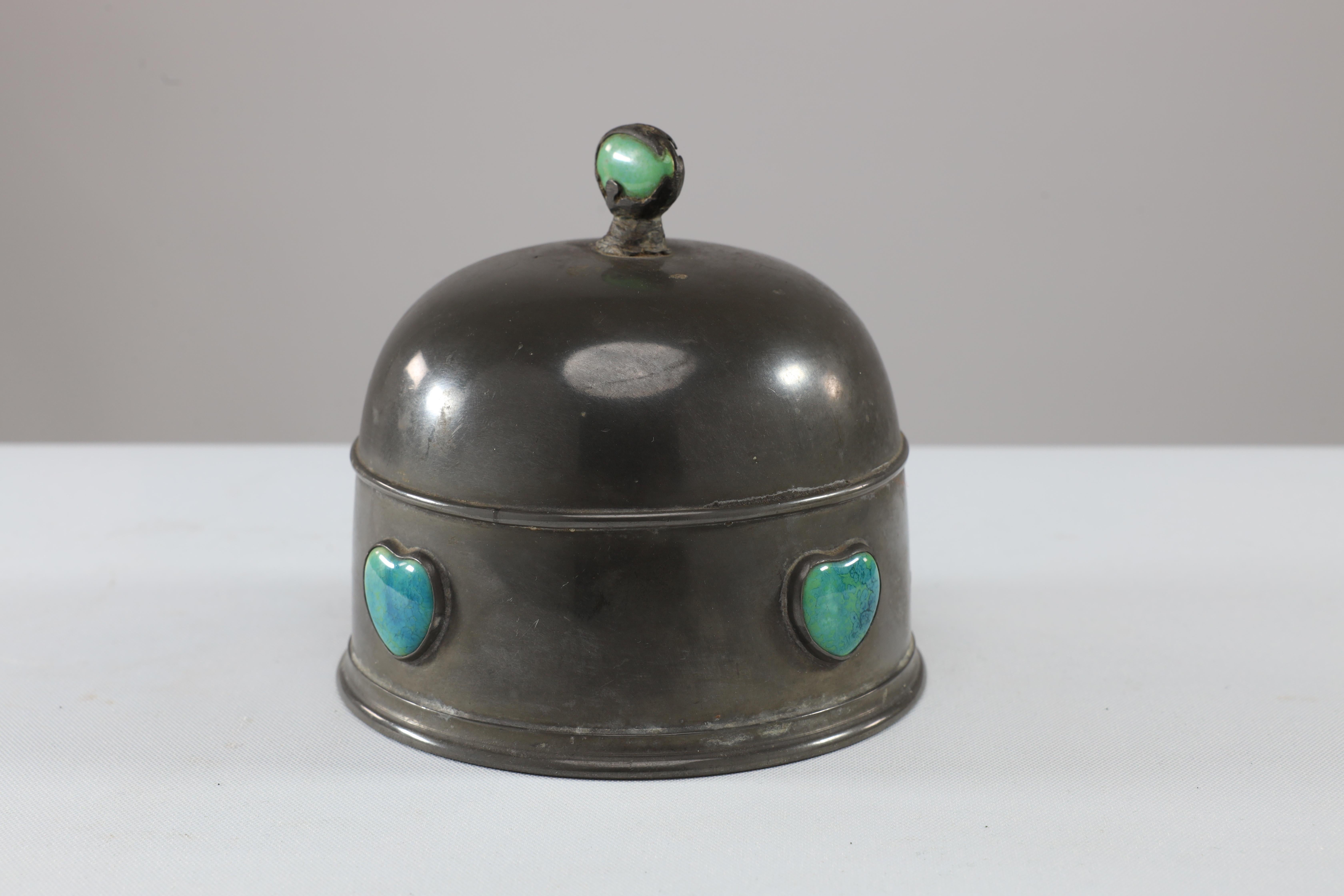 Inglese William Hutton, probabilmente per Liberty & Co. Un copri-muffin in peltro con un gioiello Ruskin in vendita