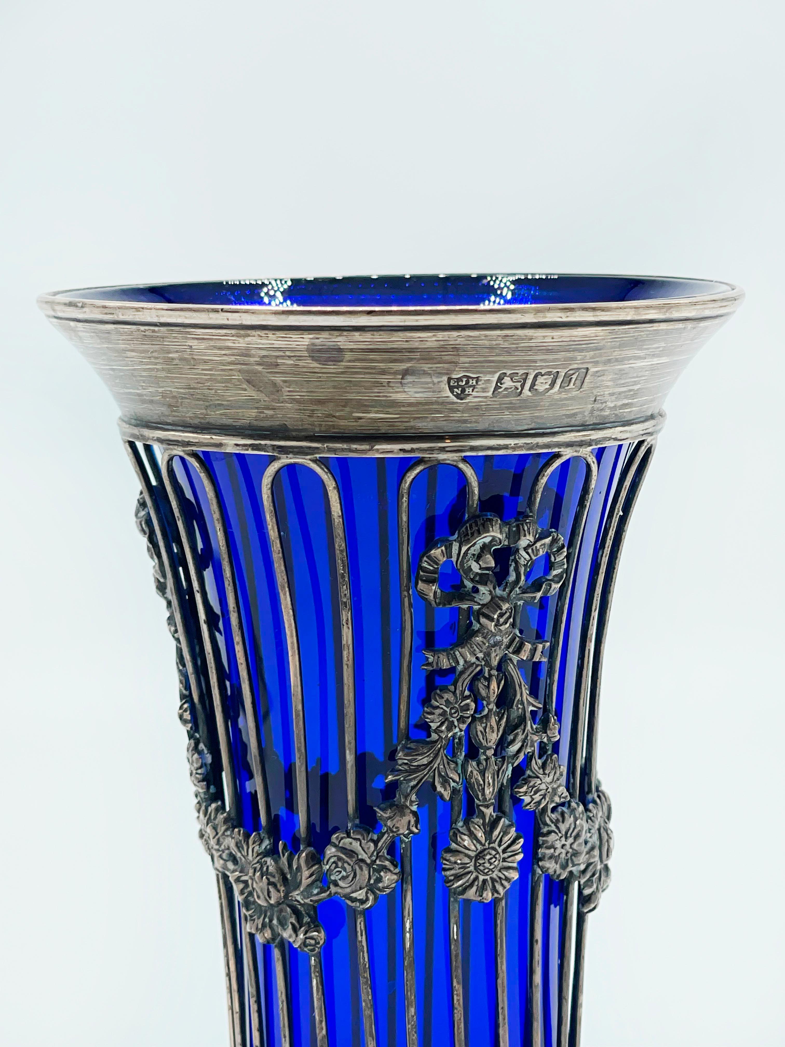 William Hutton Sheffield Sterling Silver & Cobalt Blue Glass insetç

This Lovely piece is in good condition. It is striking and very decorative for any space!

Measures:
17 centimeters high
9 centimeters diameter
