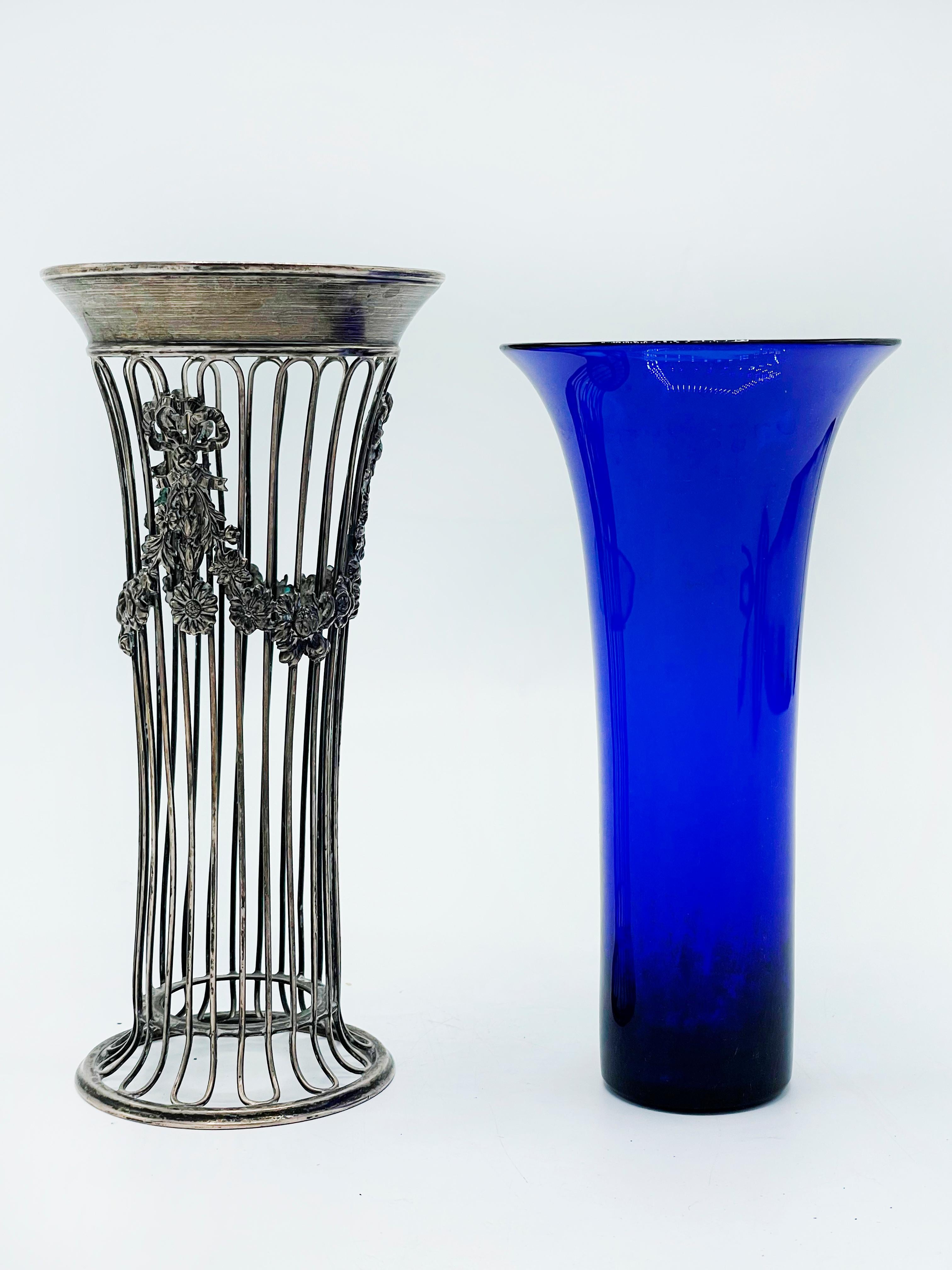 Art nouveau Vase William Hutton Sheffield en argent sterling et verre bleu cobalt en vente