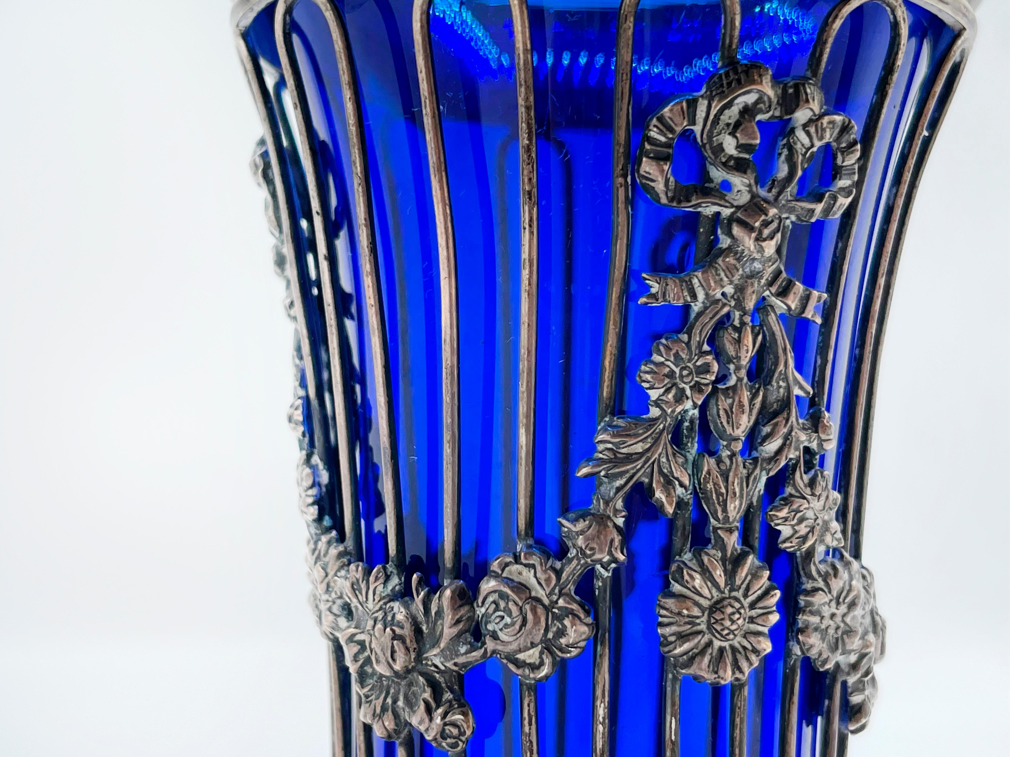 Milieu du XXe siècle Vase William Hutton Sheffield en argent sterling et verre bleu cobalt en vente