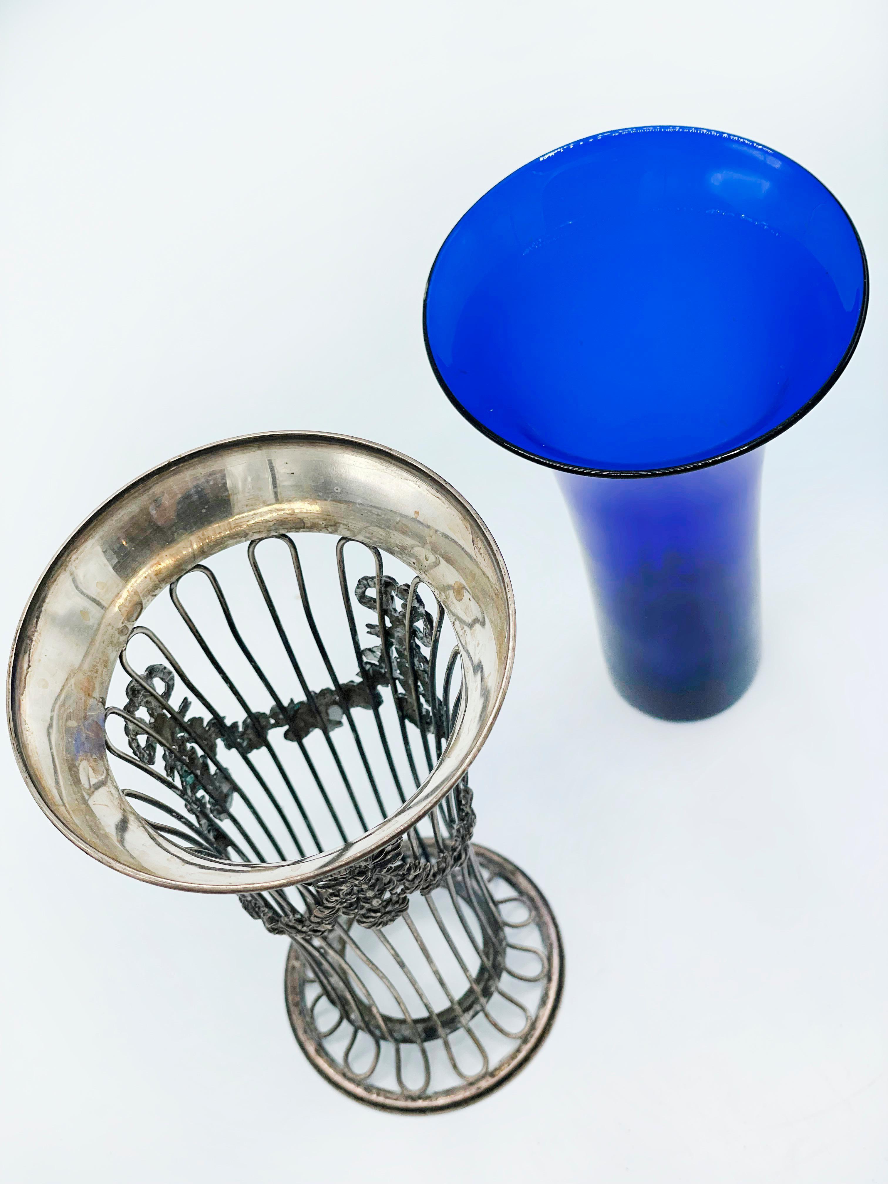 Argent sterling Vase William Hutton Sheffield en argent sterling et verre bleu cobalt en vente