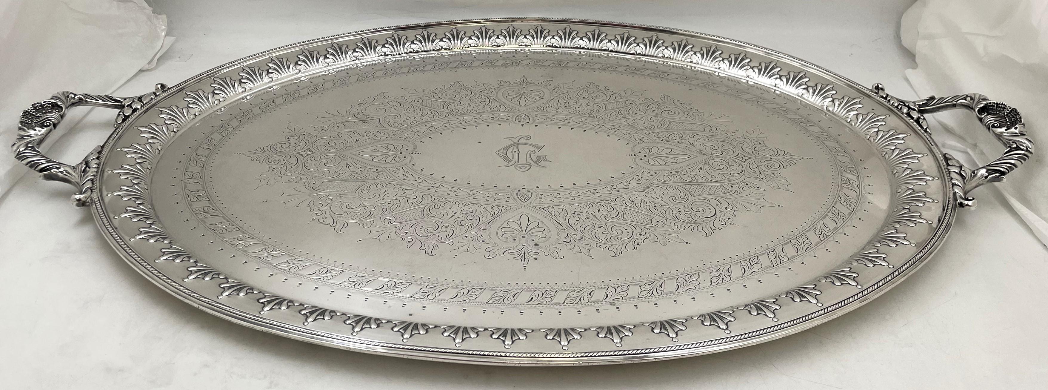 Monumental bandeja inglesa de dos asas de plata de ley de William Hutton & Sons, de 1897 (época victoriana). Bellamente grabada con motivos naturales y geométricos estilizados, con borde estriado y asas adornadas con motivos de conchas y hojas. Mide