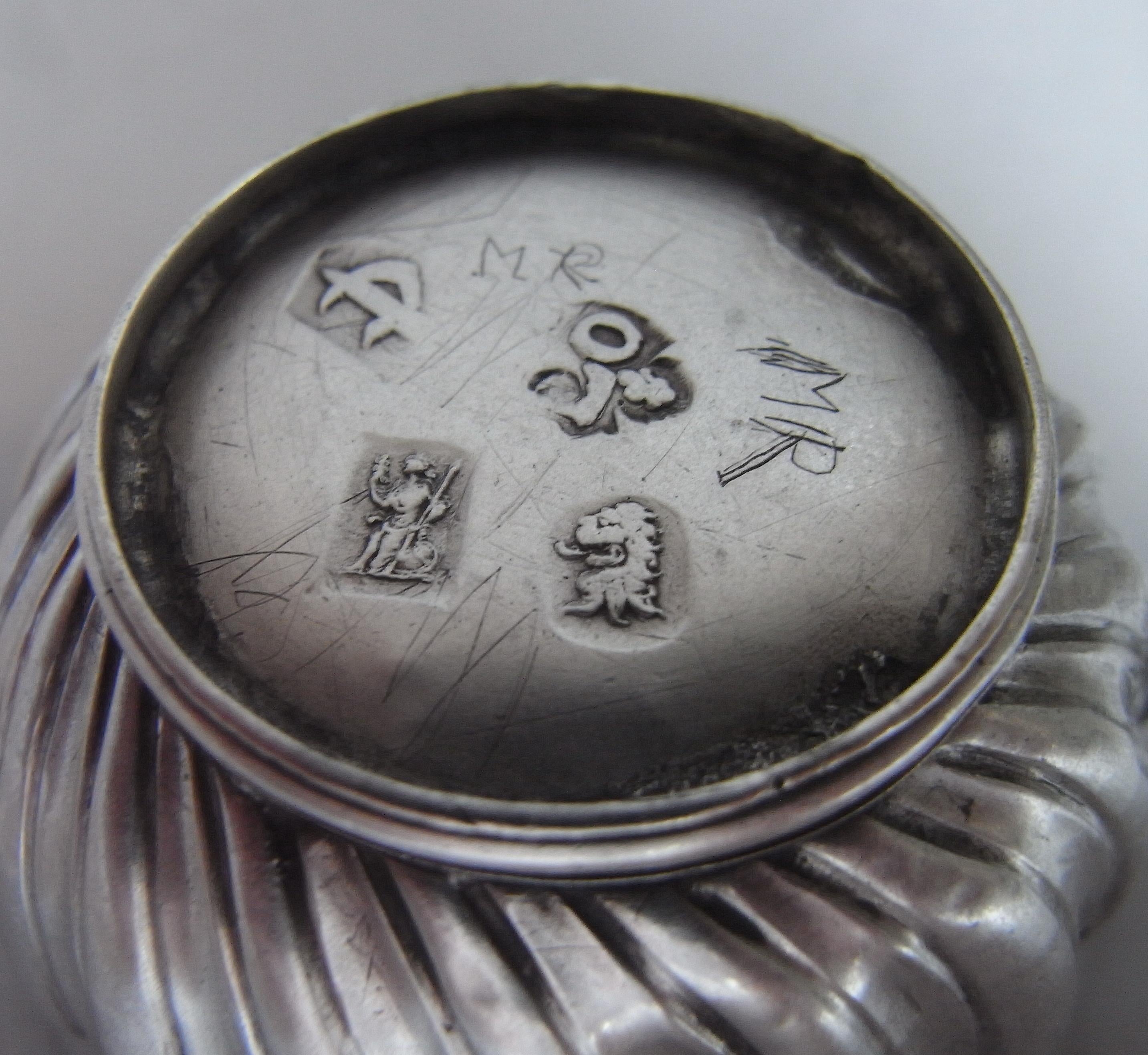 Très belle et rare coupe William III Britannia Standard Dram Cup fabriquée à Londres en 1698 par Nathaniel Lock.

Cette très belle pièce repose sur un pied annulaire appliqué et cannelé, et les côtés balustres s'élèvent jusqu'à un bord évasé simple.