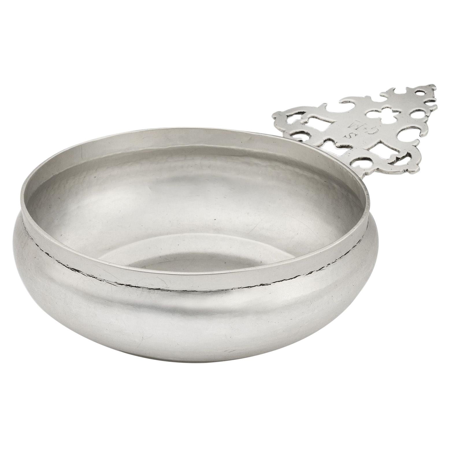 Porringer à poignée latérale William III fabriqué à Londres en 1701 par Matthew Madden en vente