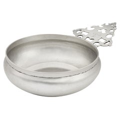 Porringer à poignée latérale William III fabriqué à Londres en 1701 par Matthew Madden