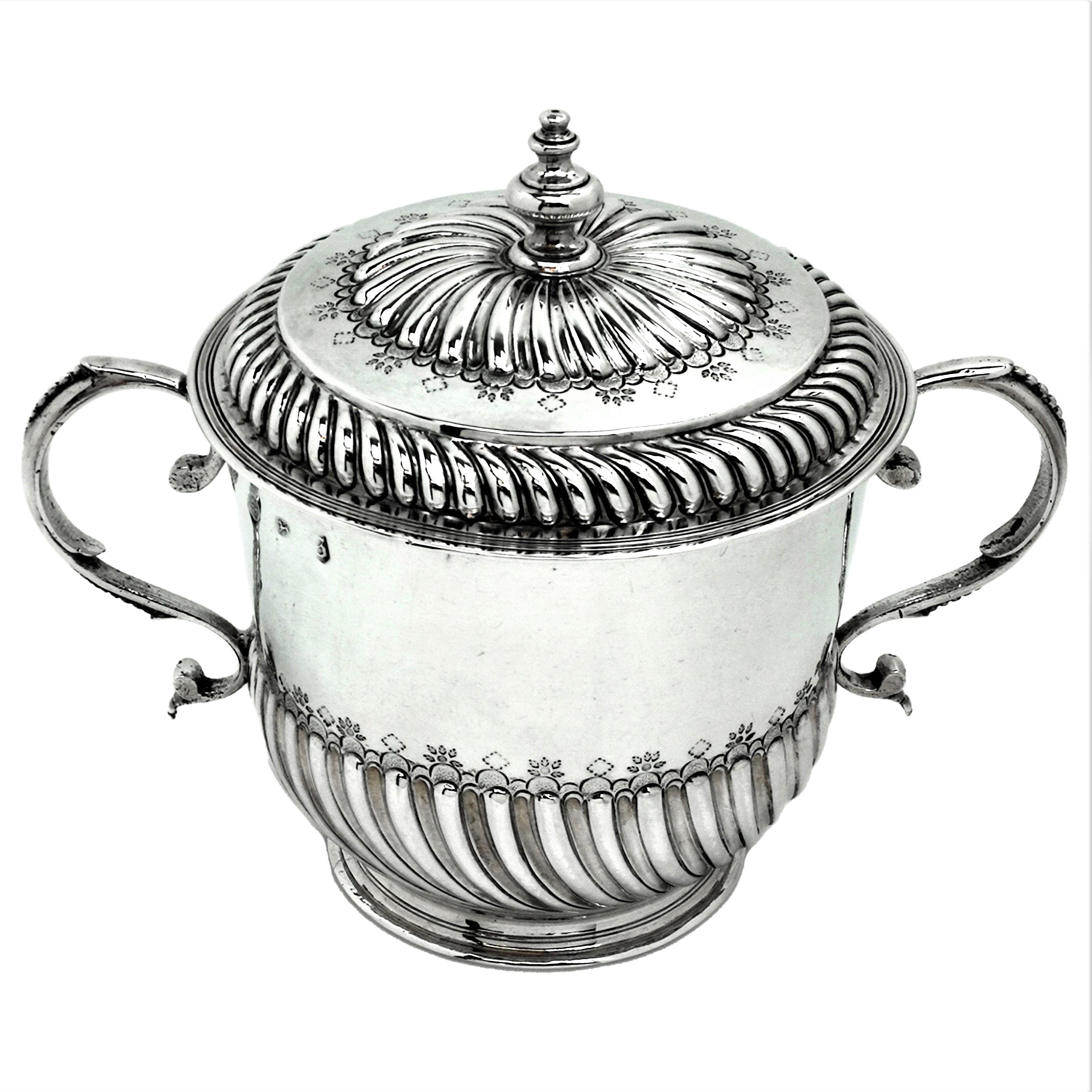 English William III Sterling Silver Porringer and Lid / Cup and Cover 1695, 17th Century For Sale